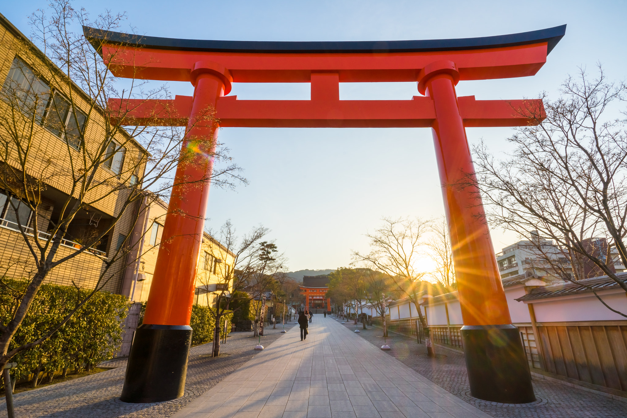 Sony a7 II + Sony Vario-Sonnar T* 16-35mm F2.8 ZA SSM sample photo. Red tori gate at fushimi inari shrine in kyoto, japan photography