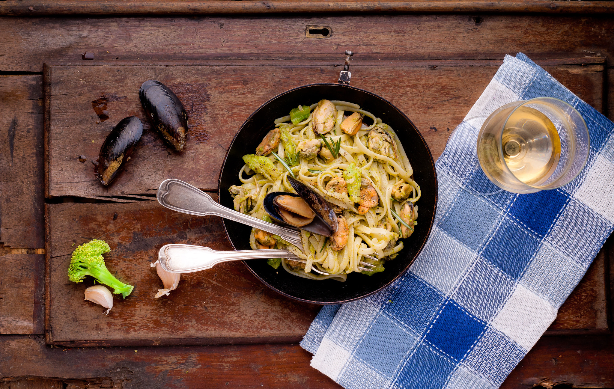 Nikon D200 + Nikon AF Nikkor 50mm F1.4D sample photo. Pasta with mussels photography