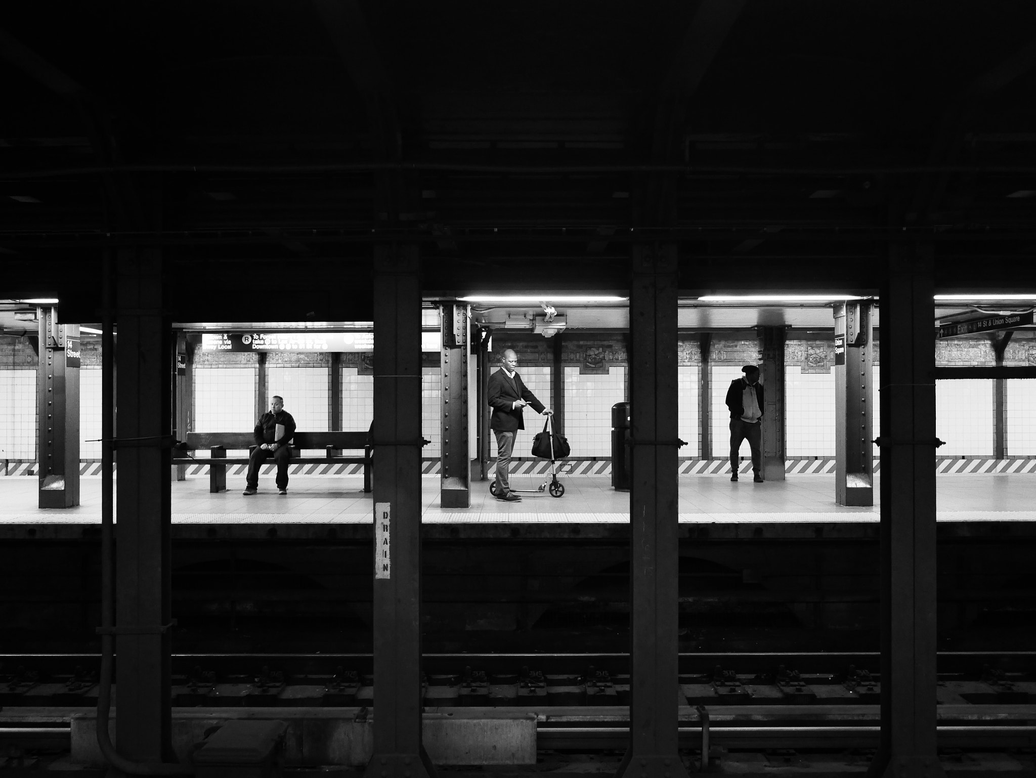 LEICA DG SUMMILUX 15/F1.7 sample photo. Subway photography
