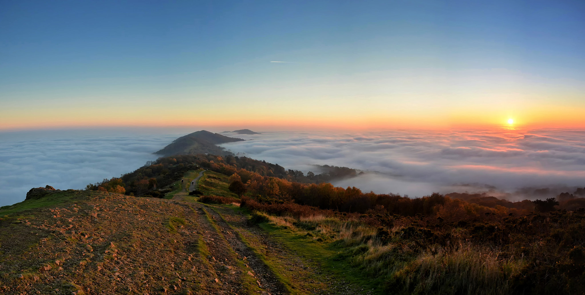 AF Nikkor 18mm f/2.8D sample photo. Above the fog and higher photography