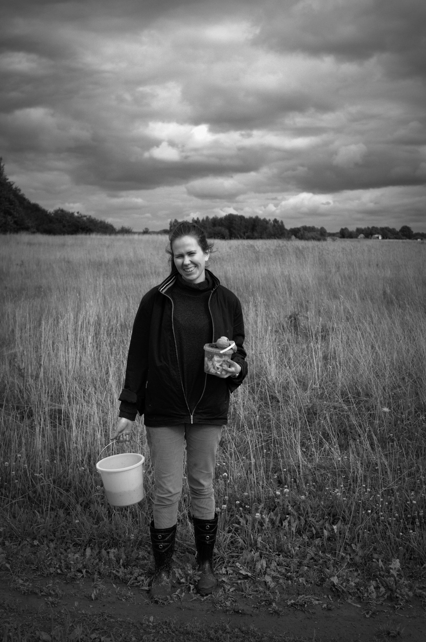 Nikon AF Nikkor 28mm F2.8D sample photo. The mushroom picker photography