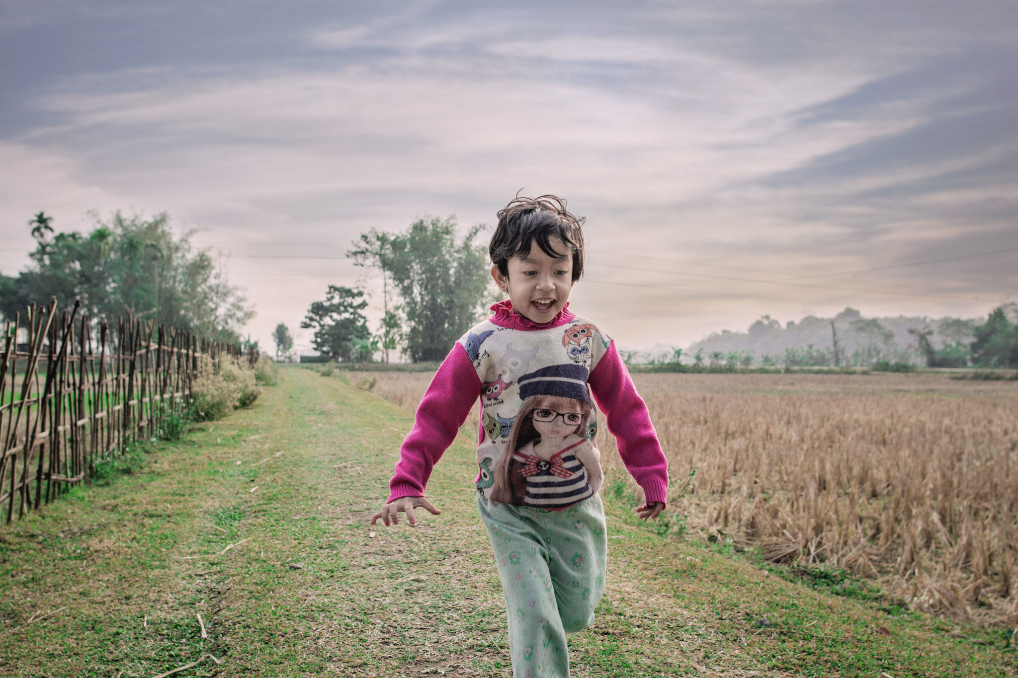 Nikon D5200 + Nikon AF-S Nikkor 20mm F1.8G ED sample photo. Child and sky photography