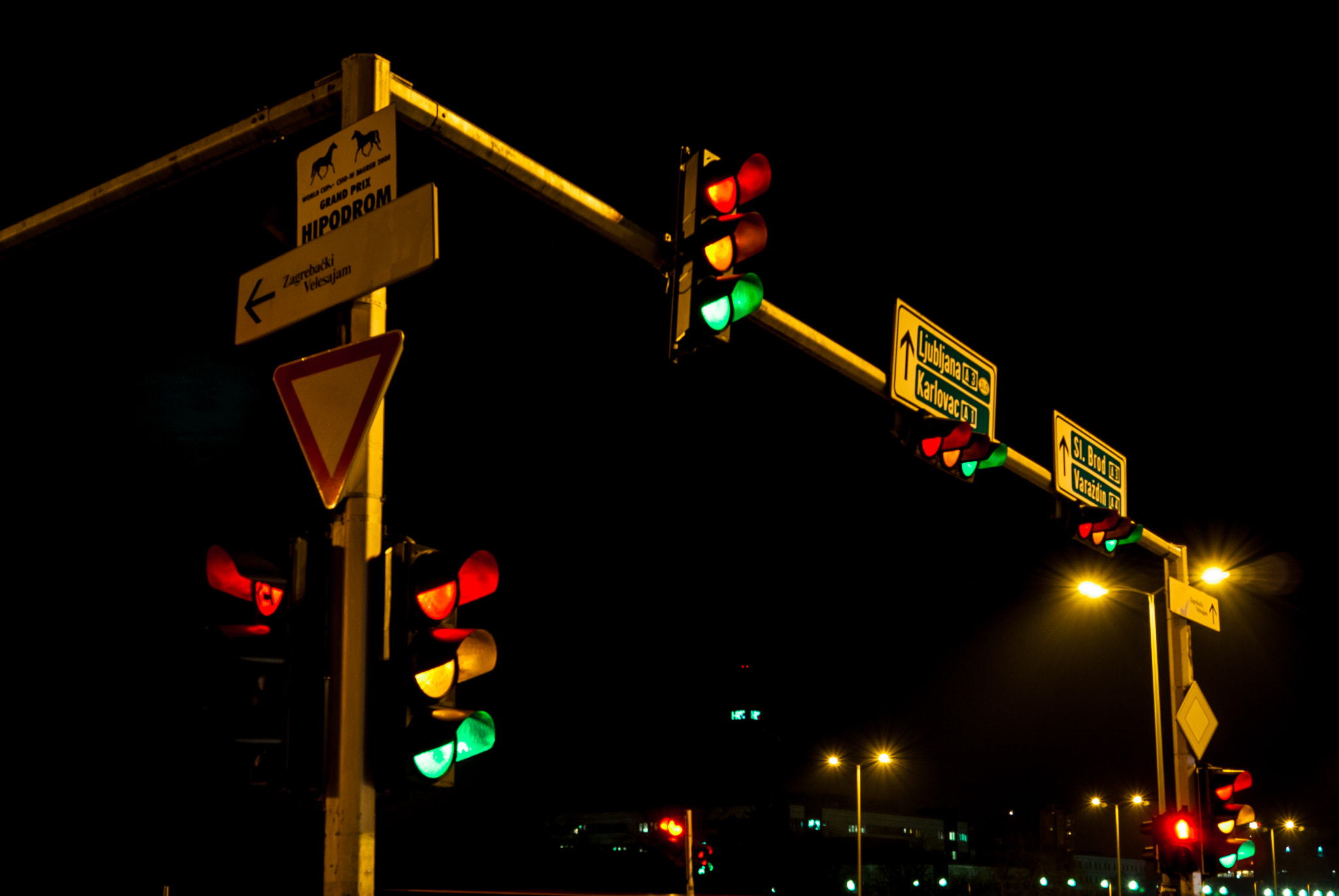 Sony Alpha DSLR-A230 sample photo. Traffic lights photography