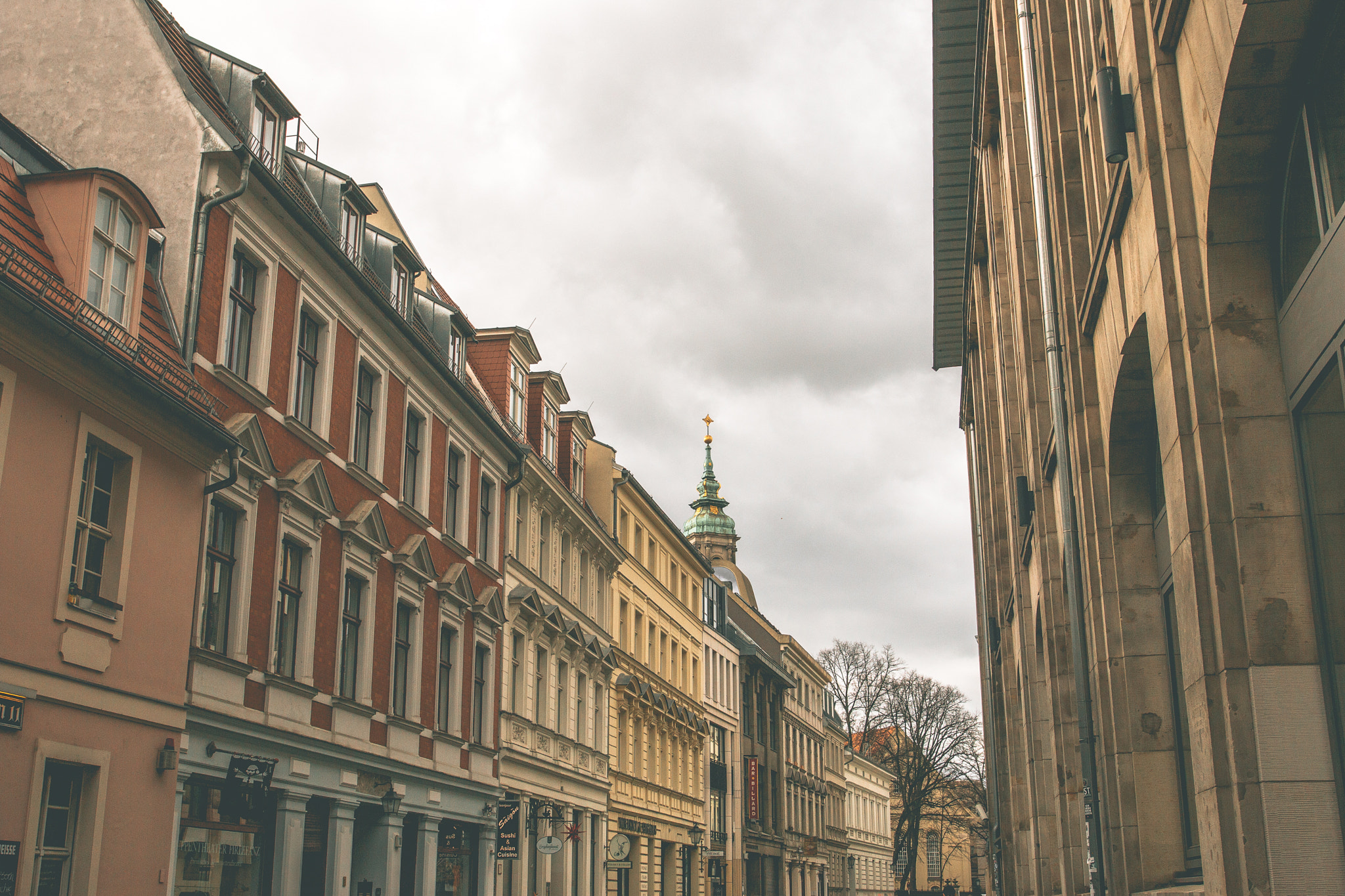 Canon EOS 70D + Canon EF 17-40mm F4L USM sample photo. Berlin corridor photography