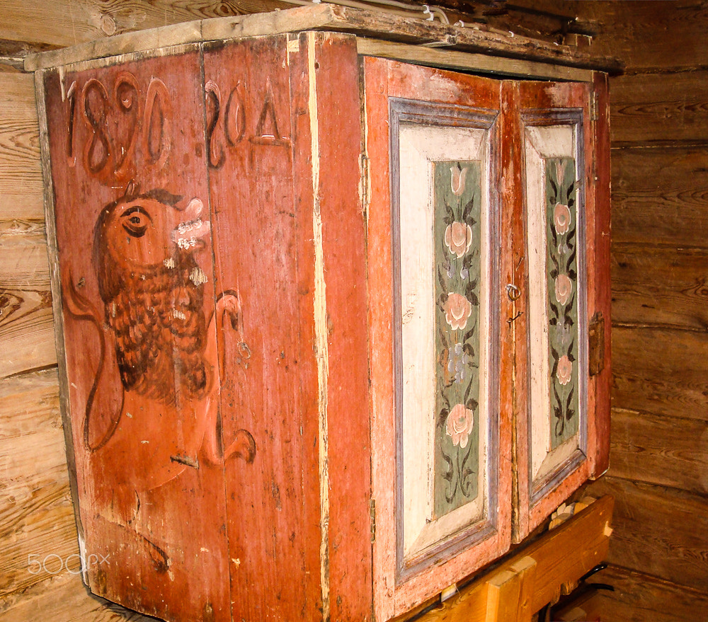 Sony DSC-W90 sample photo. Decorated primitive wooden cabinet photography