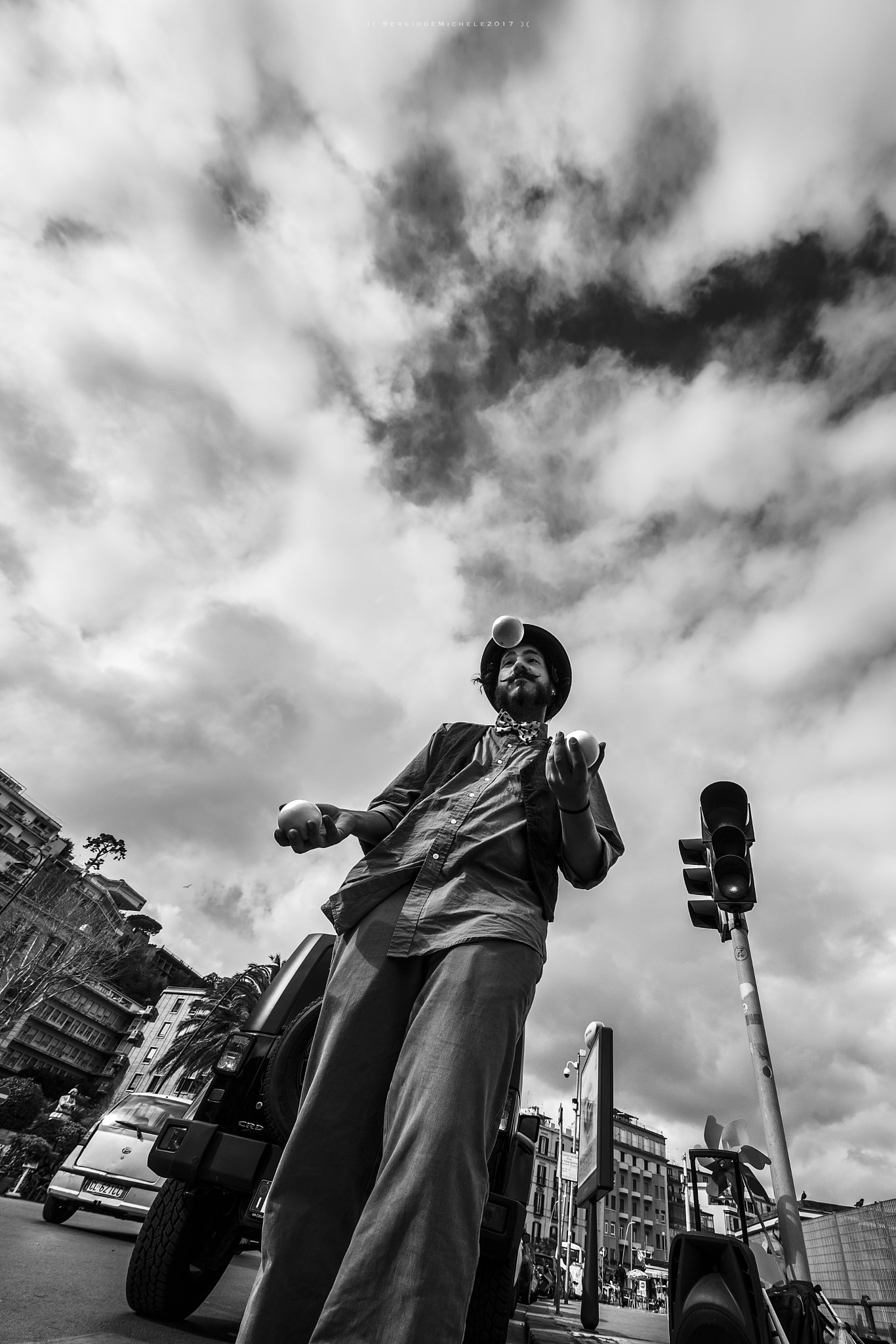 Canon EF 17-40mm F4L USM sample photo. The juggler from below photography