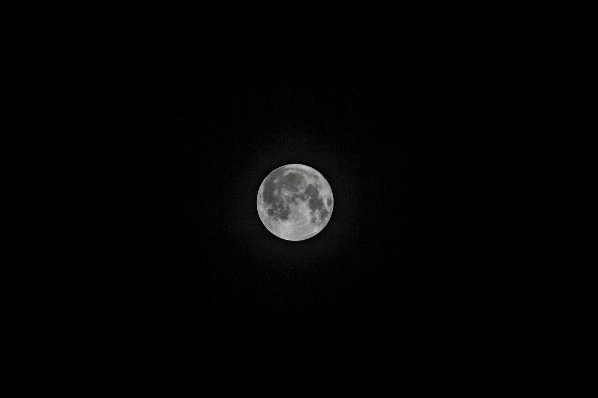 Canon EOS 7D + Canon EF 70-300mm F4-5.6L IS USM sample photo. Moon photography