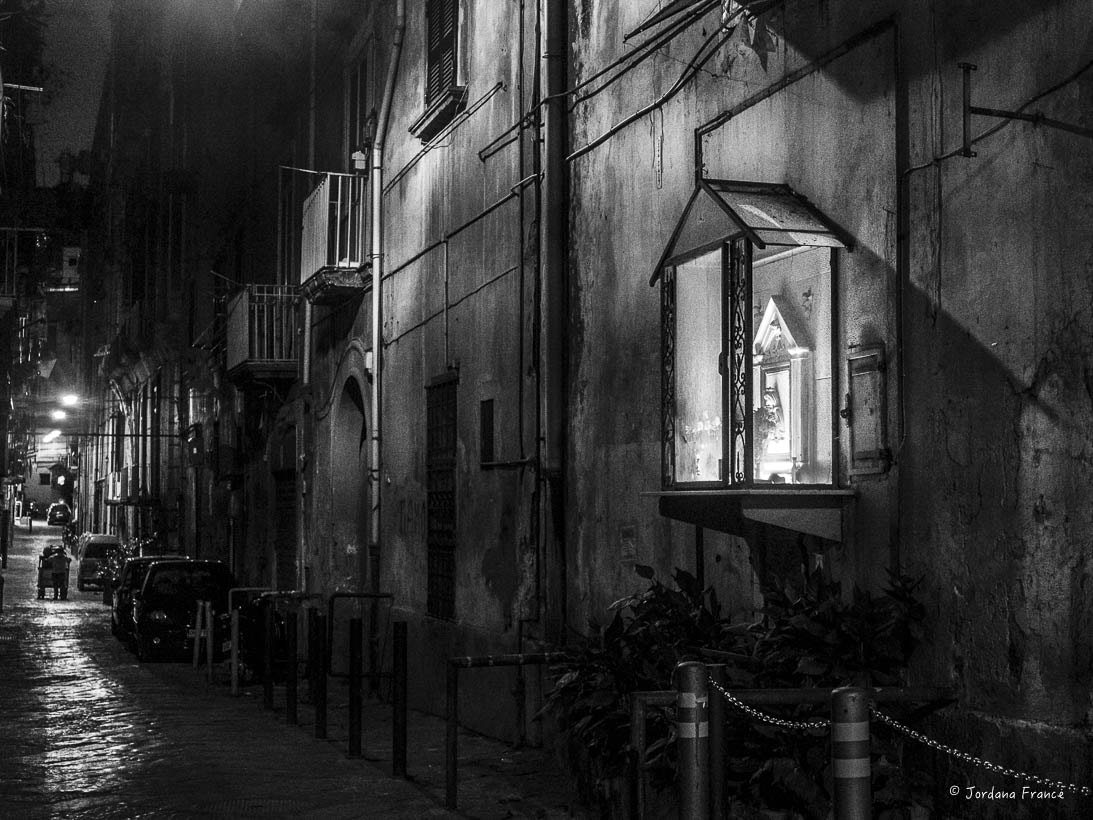 Fujifilm XF 27mm F2.8 sample photo. Napoli vicoli photography