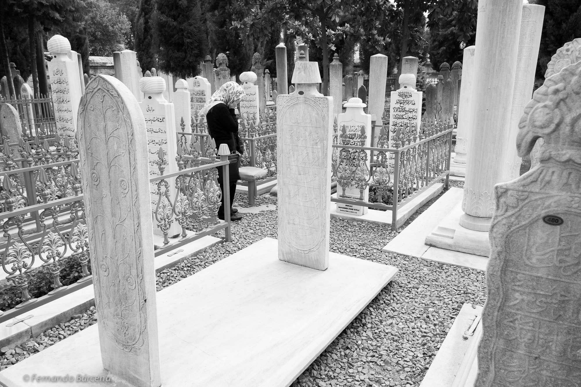 Fujifilm X-Pro1 sample photo. Woman praying. istanbul. 2014. photography