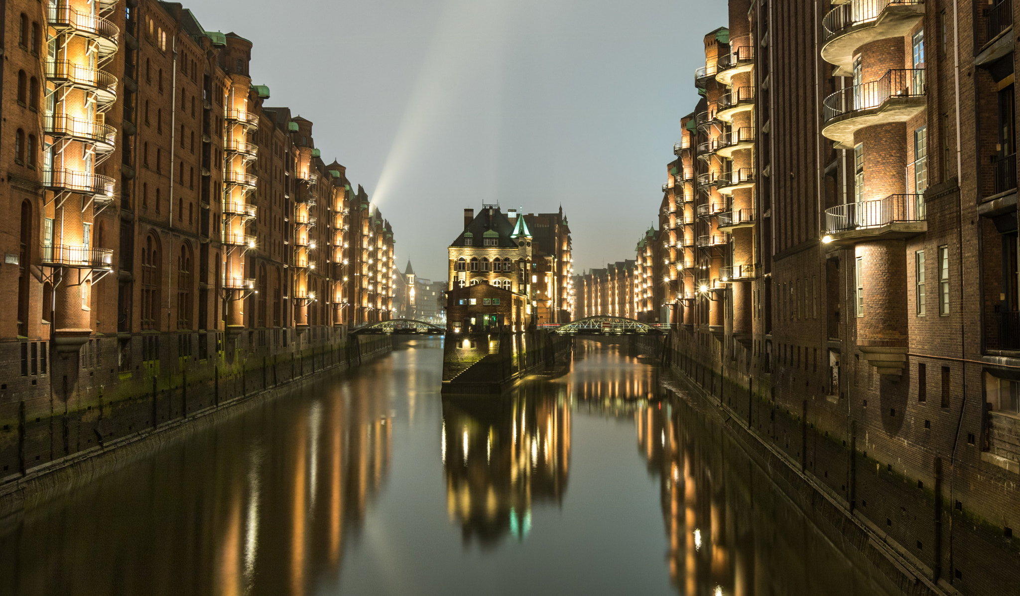 Sigma 10-20mm F3.5 EX DC HSM sample photo. Wasserschloss hamburg photography