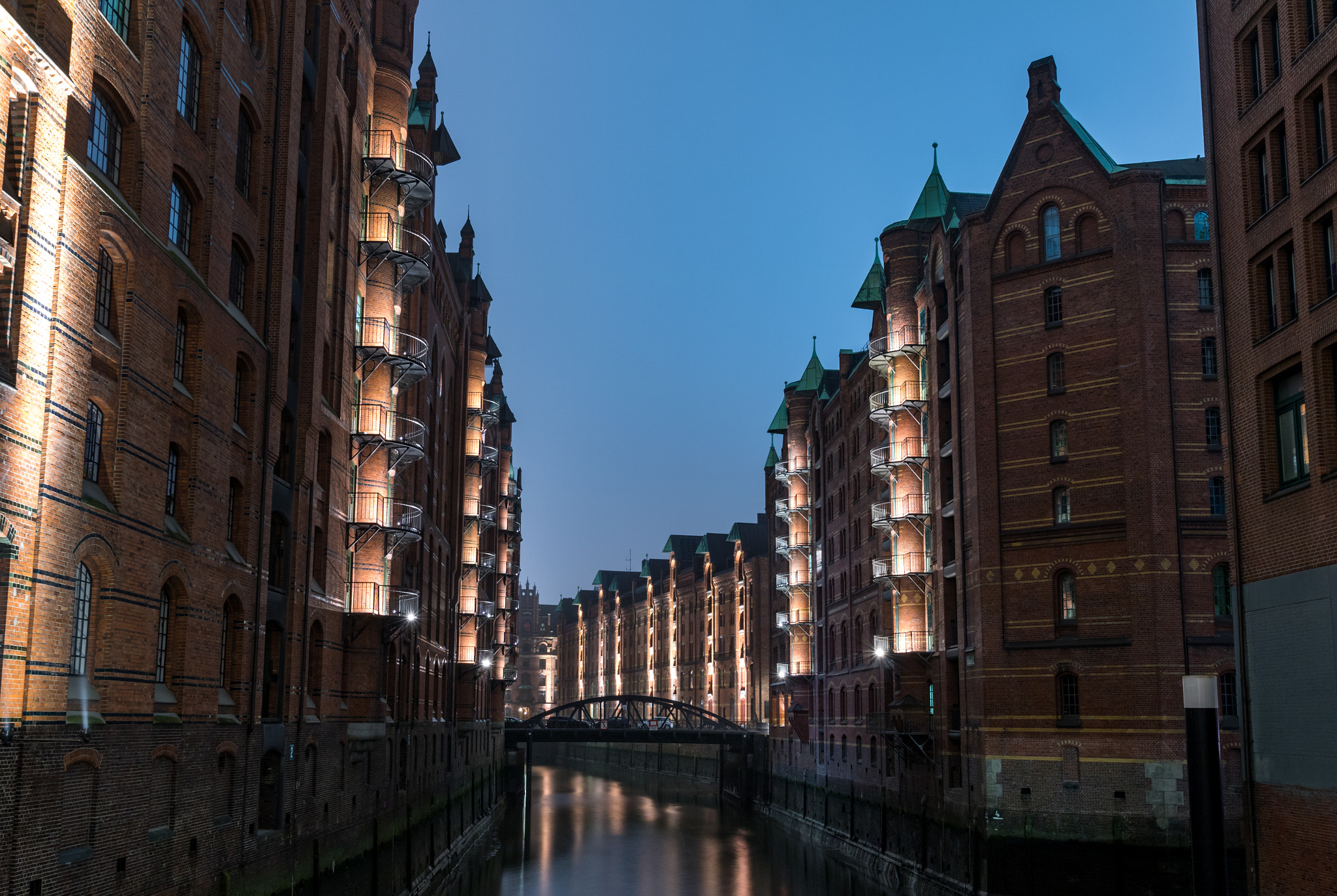 Canon EOS 750D (EOS Rebel T6i / EOS Kiss X8i) + Sigma 10-20mm F3.5 EX DC HSM sample photo. Speicherstadt photography