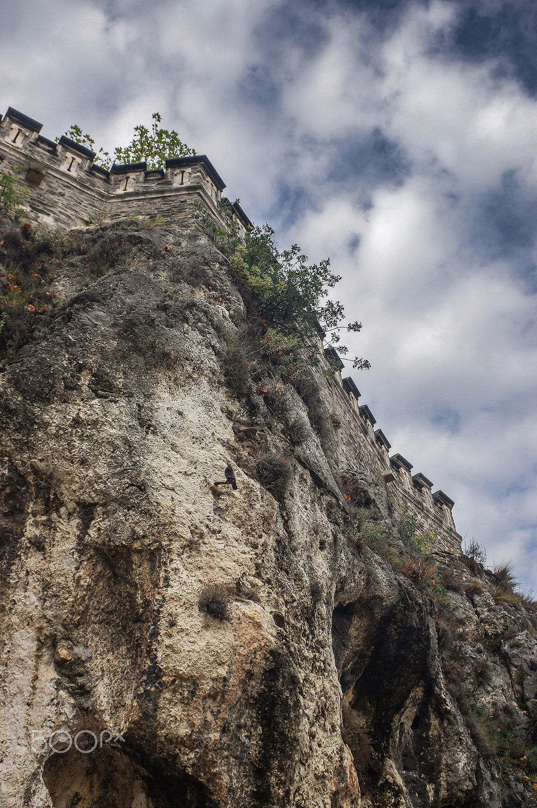smc PENTAX-DA L 18-55mm F3.5-5.6 sample photo. Battlements on the top of the cliff photography