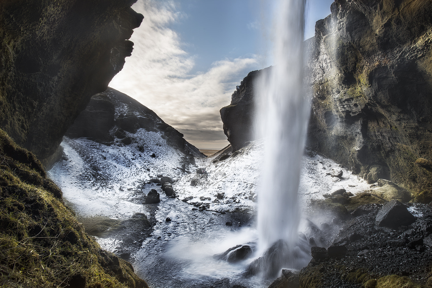 Canon EOS 5D Mark II + Canon EF 16-35mm F2.8L USM sample photo. Behind the fall photography