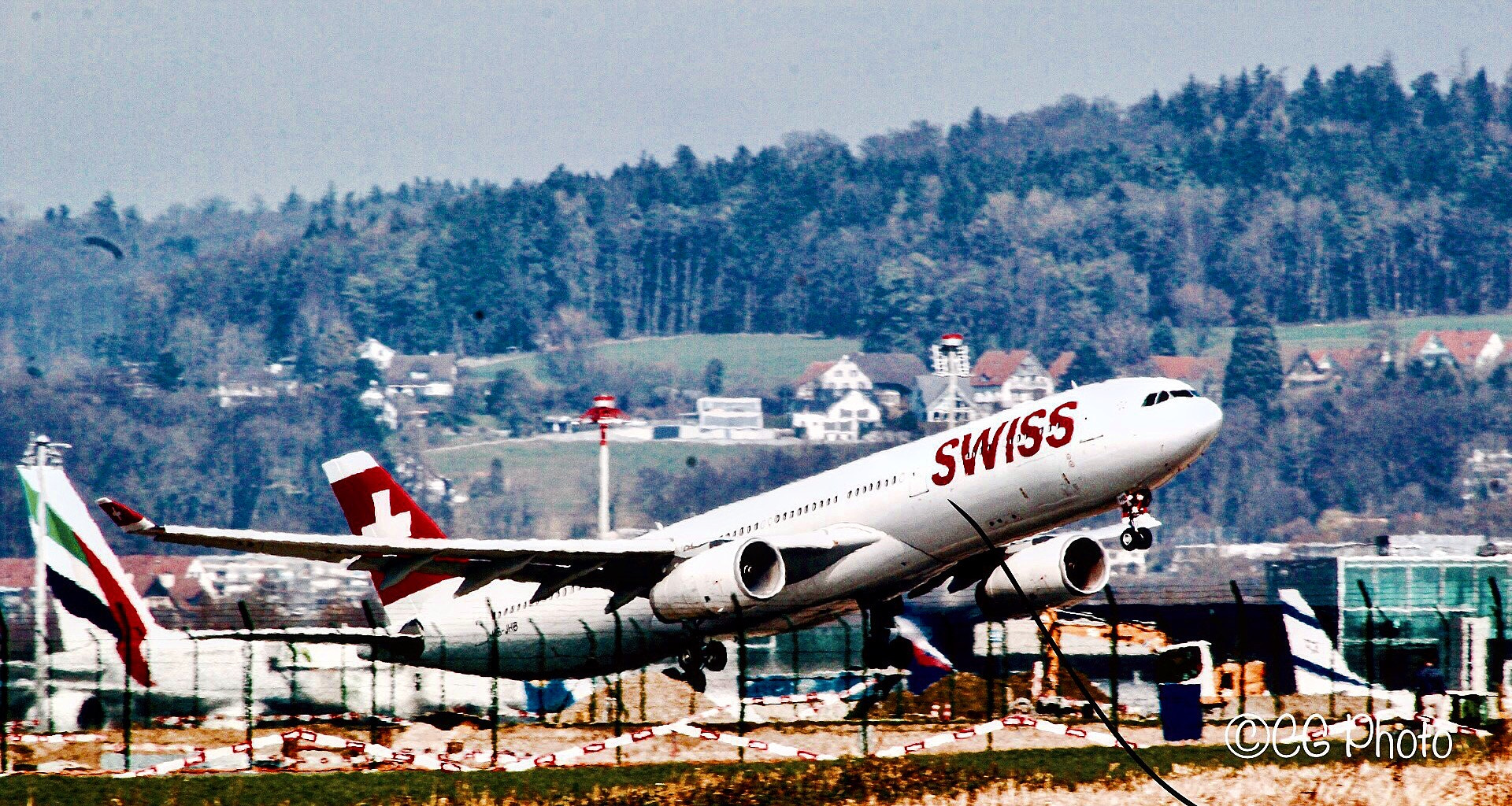 Canon EOS 1300D (EOS Rebel T6 / EOS Kiss X80) + EF75-300mm f/4-5.6 sample photo. Take off! photography