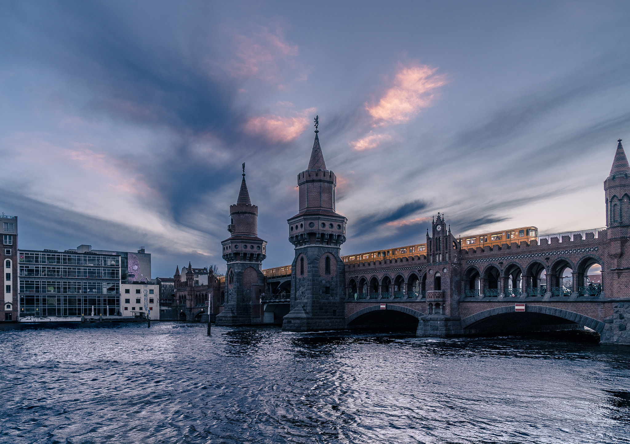 Sony a6300 + Sony Vario-Tessar T* E 16-70mm F4 ZA OSS sample photo. Oberbaumbrücke photography