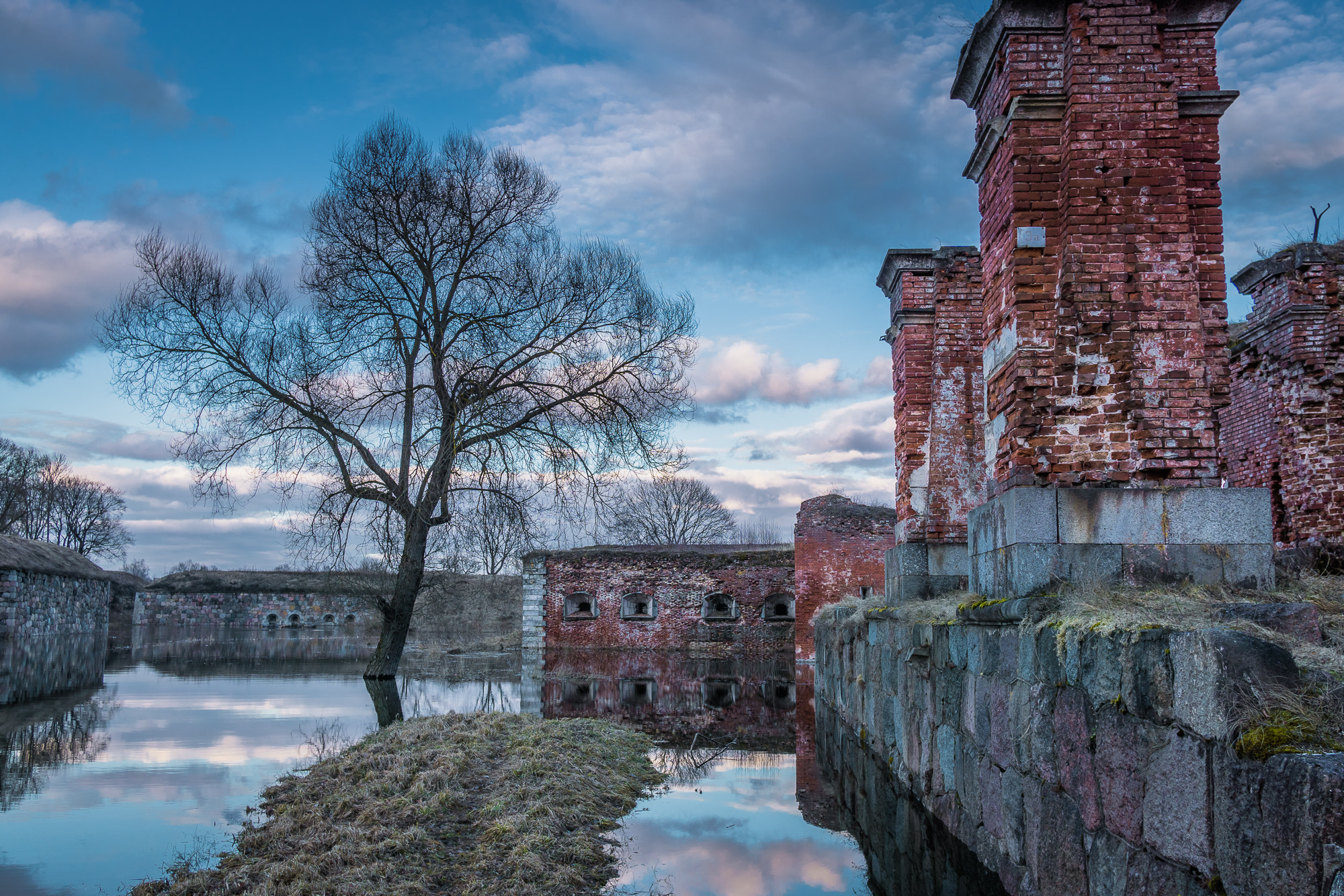 Sony a6000 + Sigma 19mm F2.8 EX DN sample photo. Old fortress photography