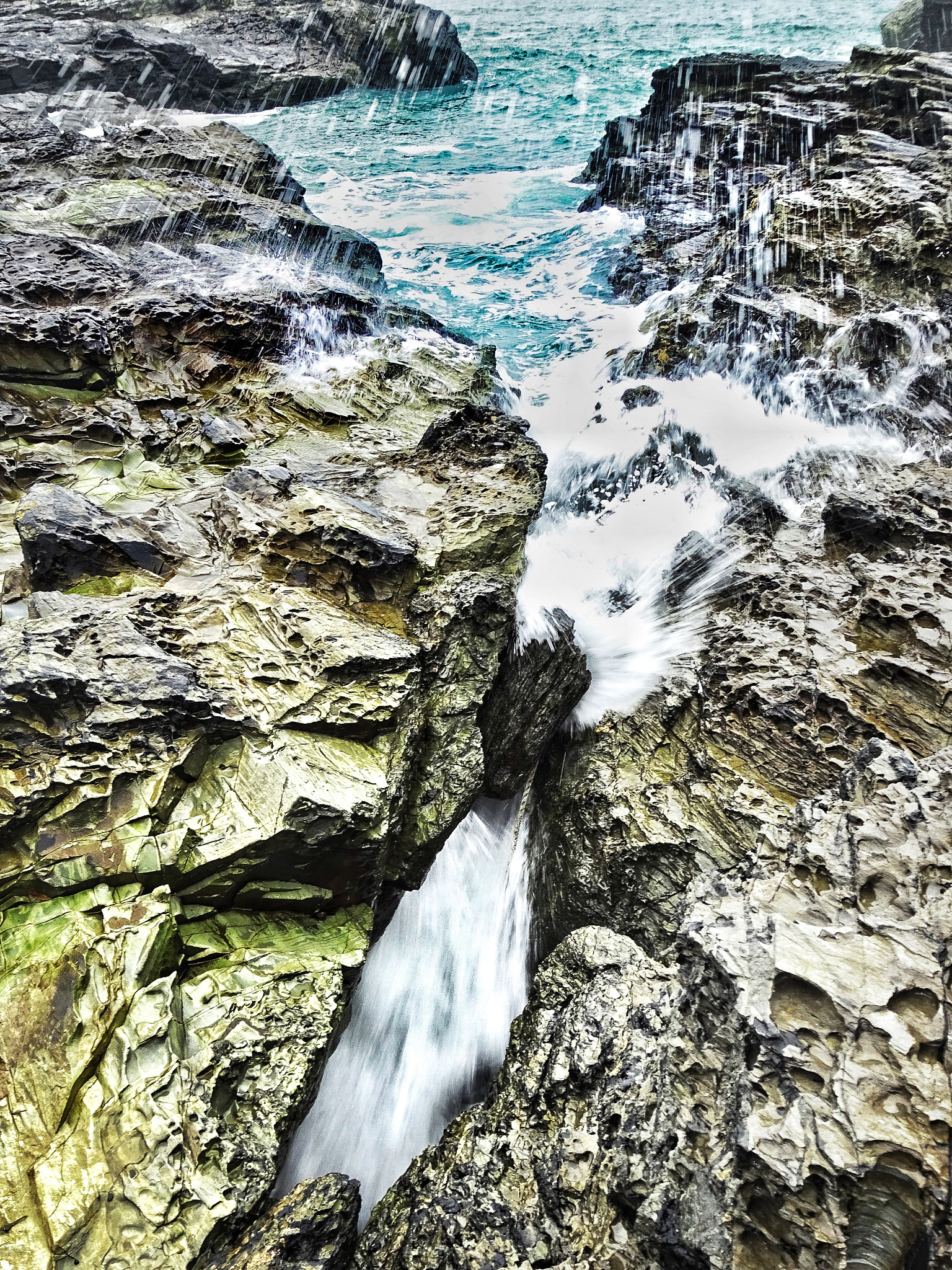 Sony 25-500mm F3.5-6.5 sample photo. Rushing into the gulley photography