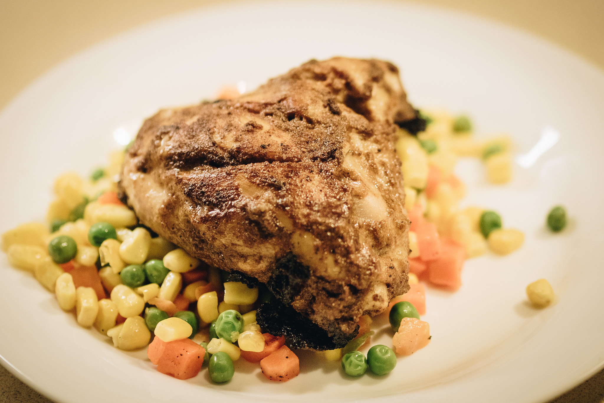 Olympus OM-D E-M5 II + Olympus M.Zuiko Digital ED 75mm F1.8 sample photo. Roasted chicken thigh photography