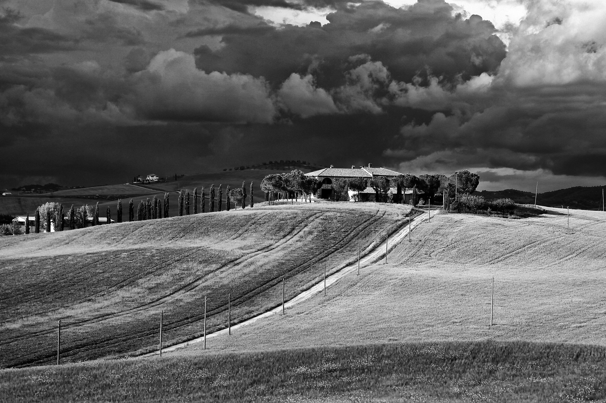 Canon EOS 50D sample photo. Storm over a tuscan farmhouse photography