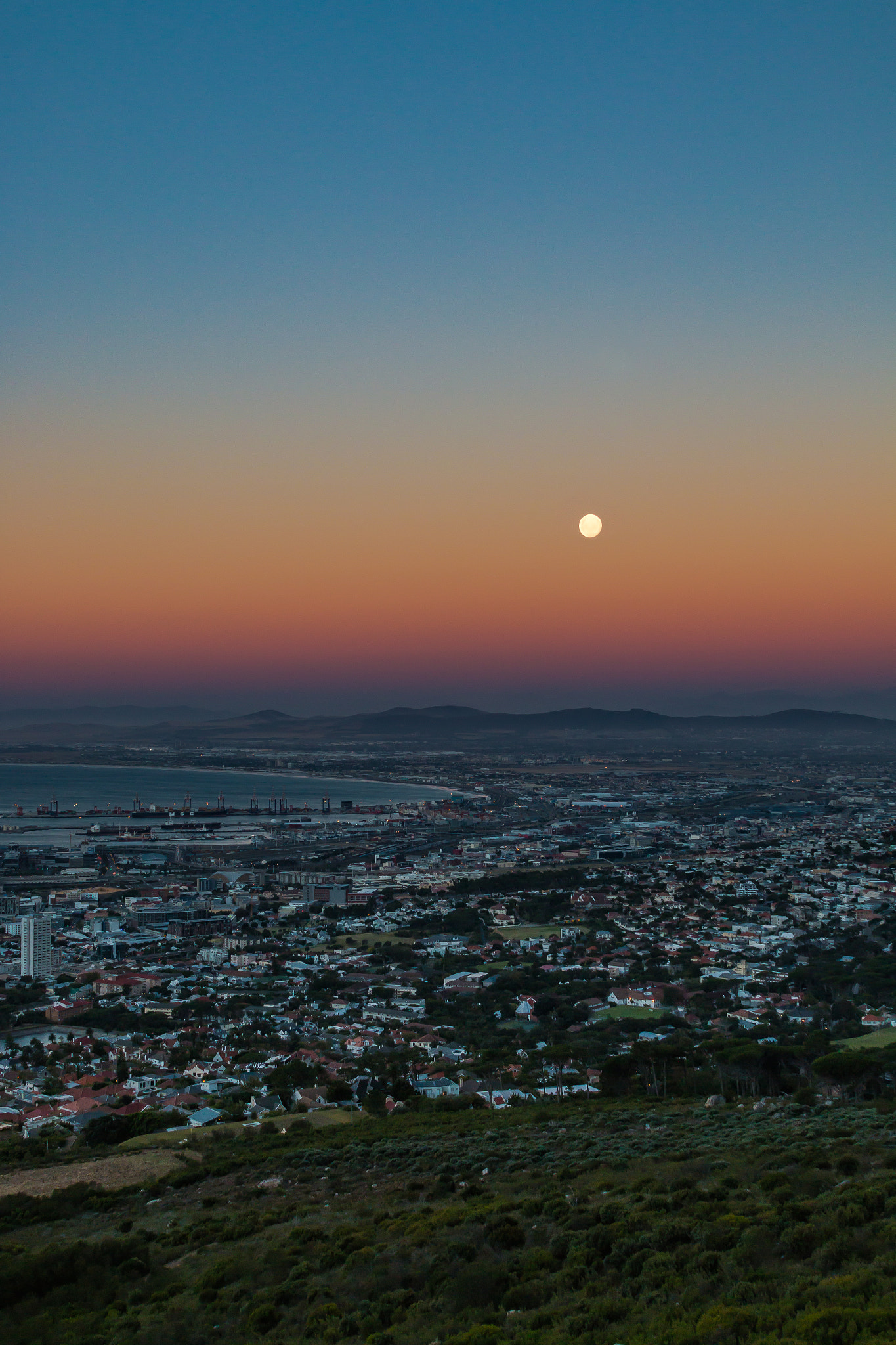 Canon EOS 70D + Canon EF 28-135mm F3.5-5.6 IS USM sample photo. Full moon rises over cape town photography