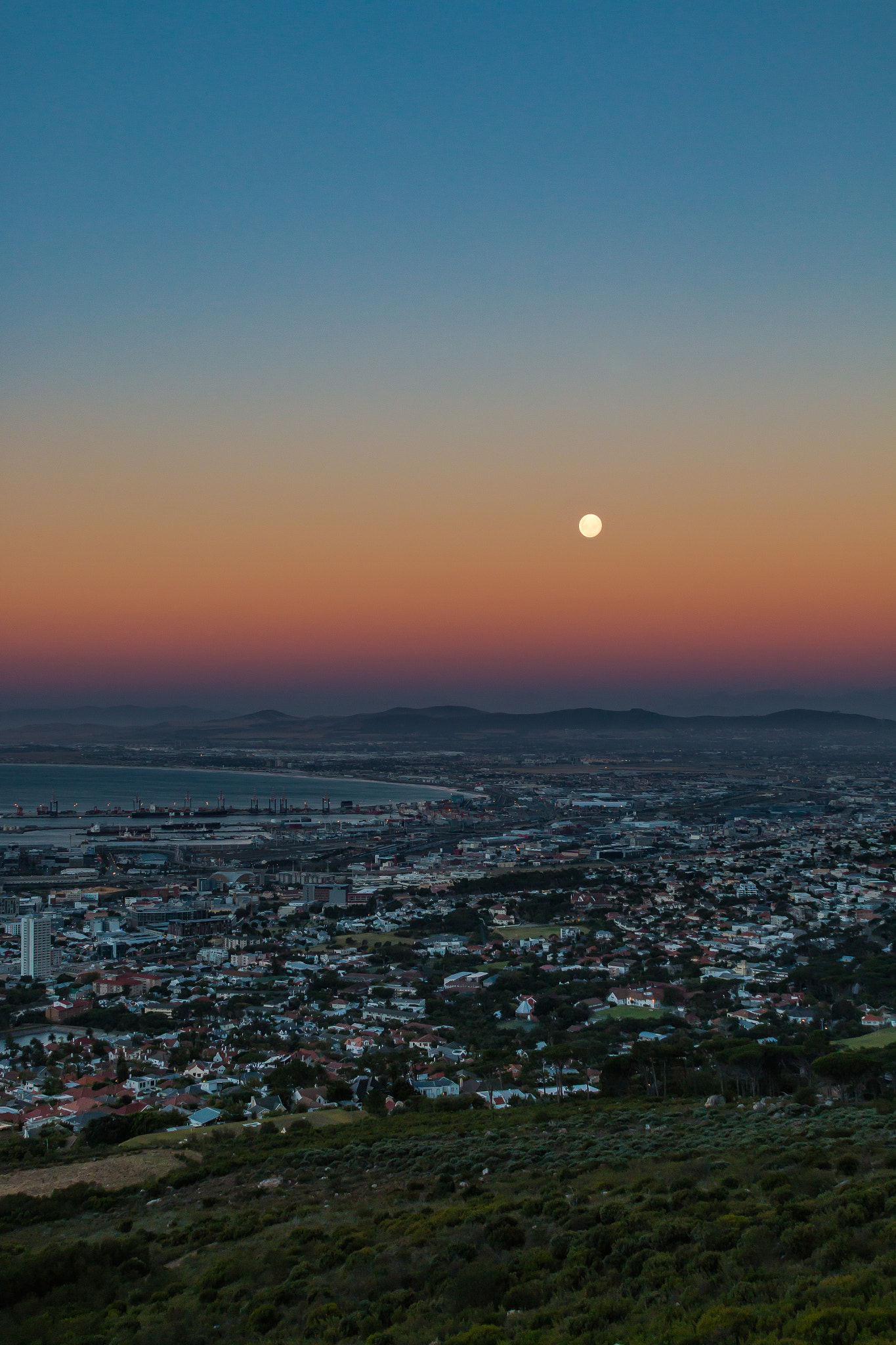 Canon EF 28-135mm F3.5-5.6 IS USM sample photo. Full moon rises over cape town photography