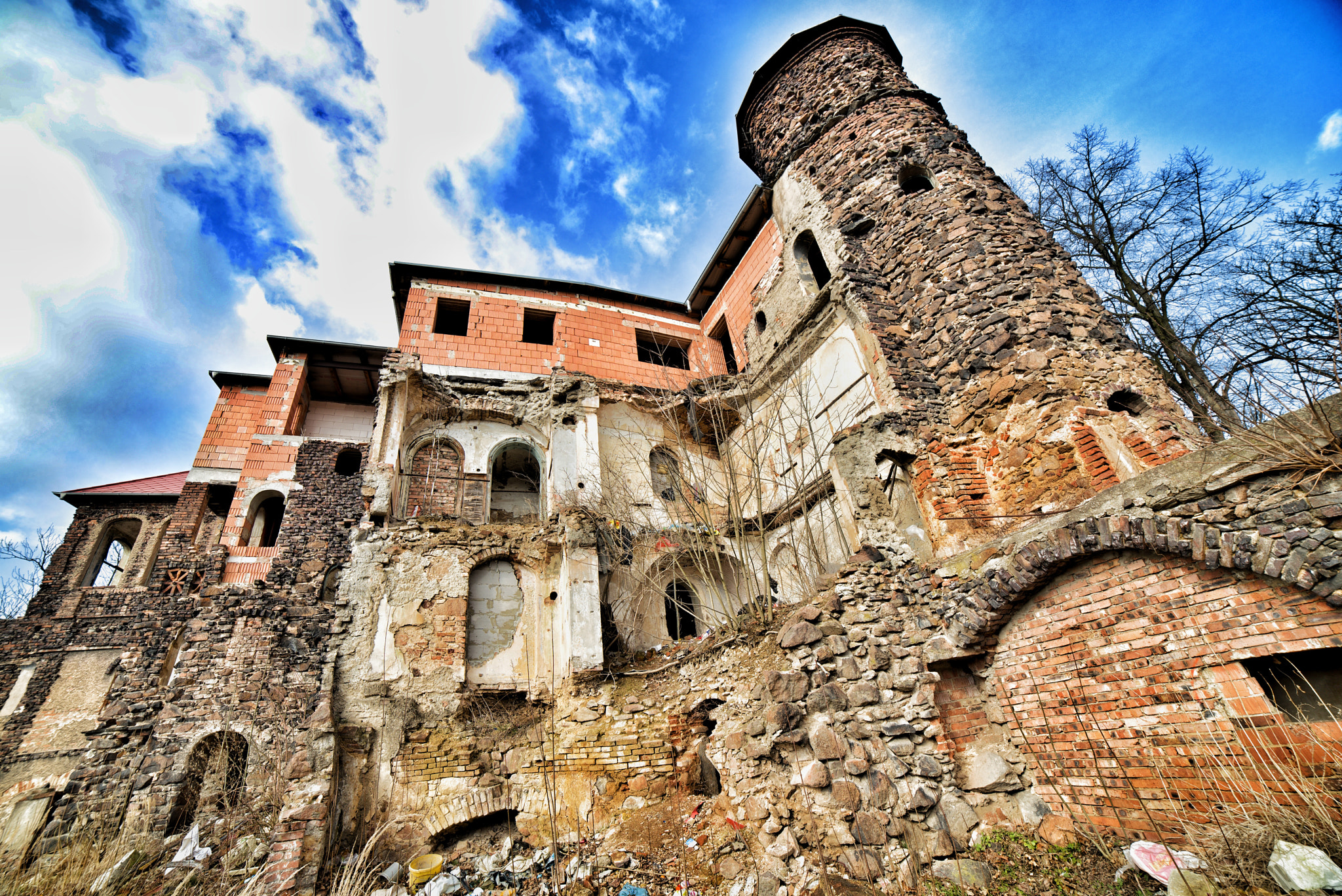 Samyang 14mm F2.8 ED AS IF UMC sample photo. Abandoned castle photography