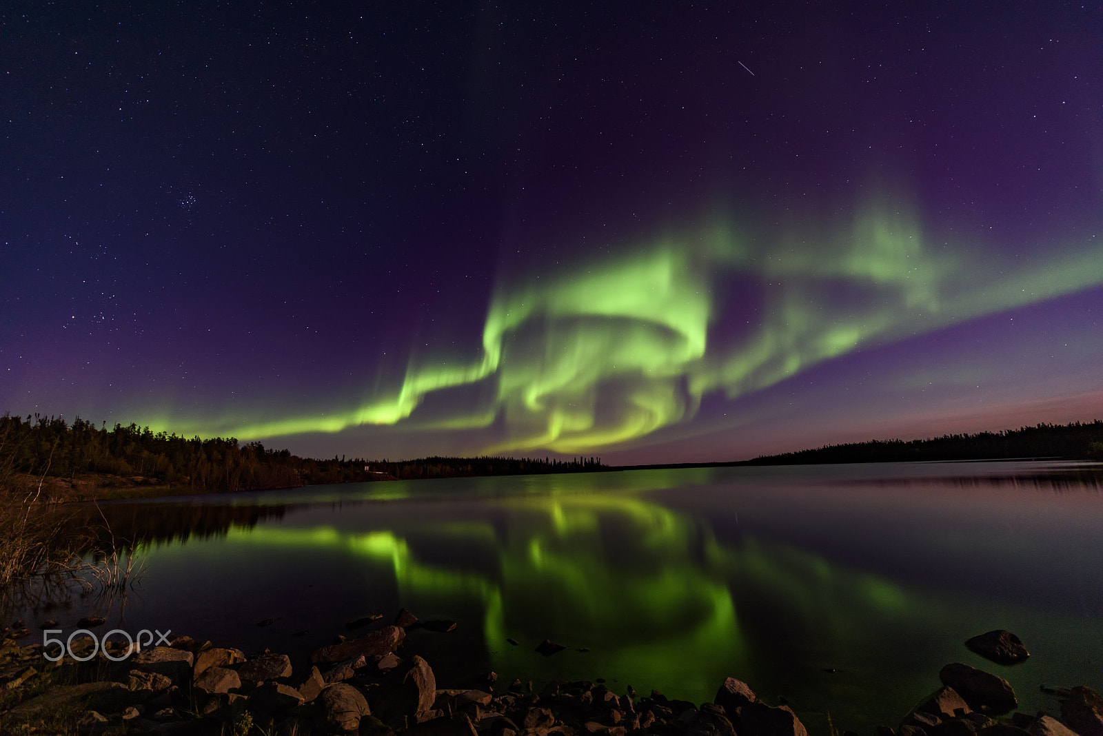 Nikon D810 + ZEISS Distagon T* 15mm F2.8 sample photo. Curls of aurora photography
