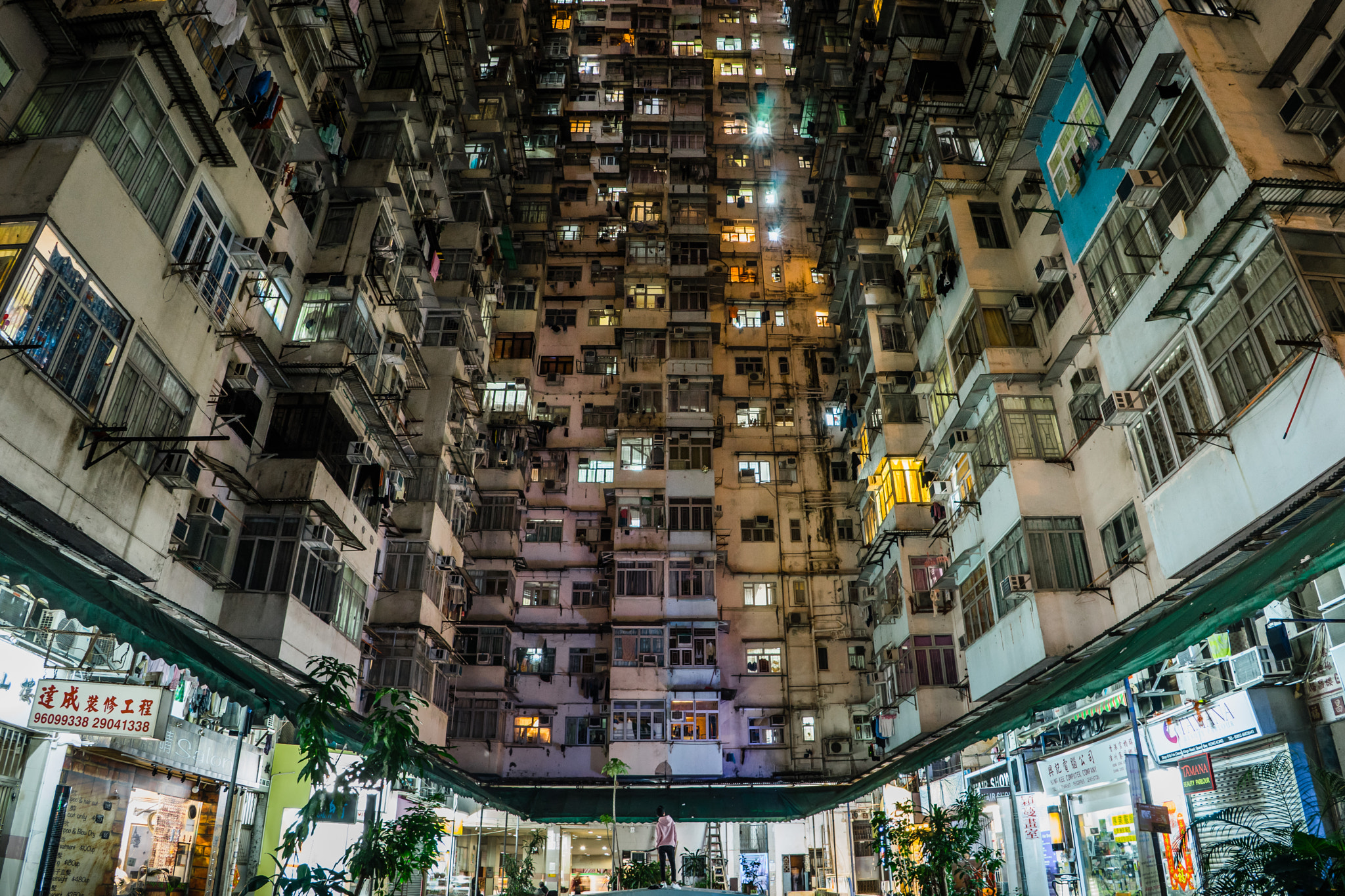 Sony a7 + FE 21mm F2.8 sample photo. Compact building in hong kong photography