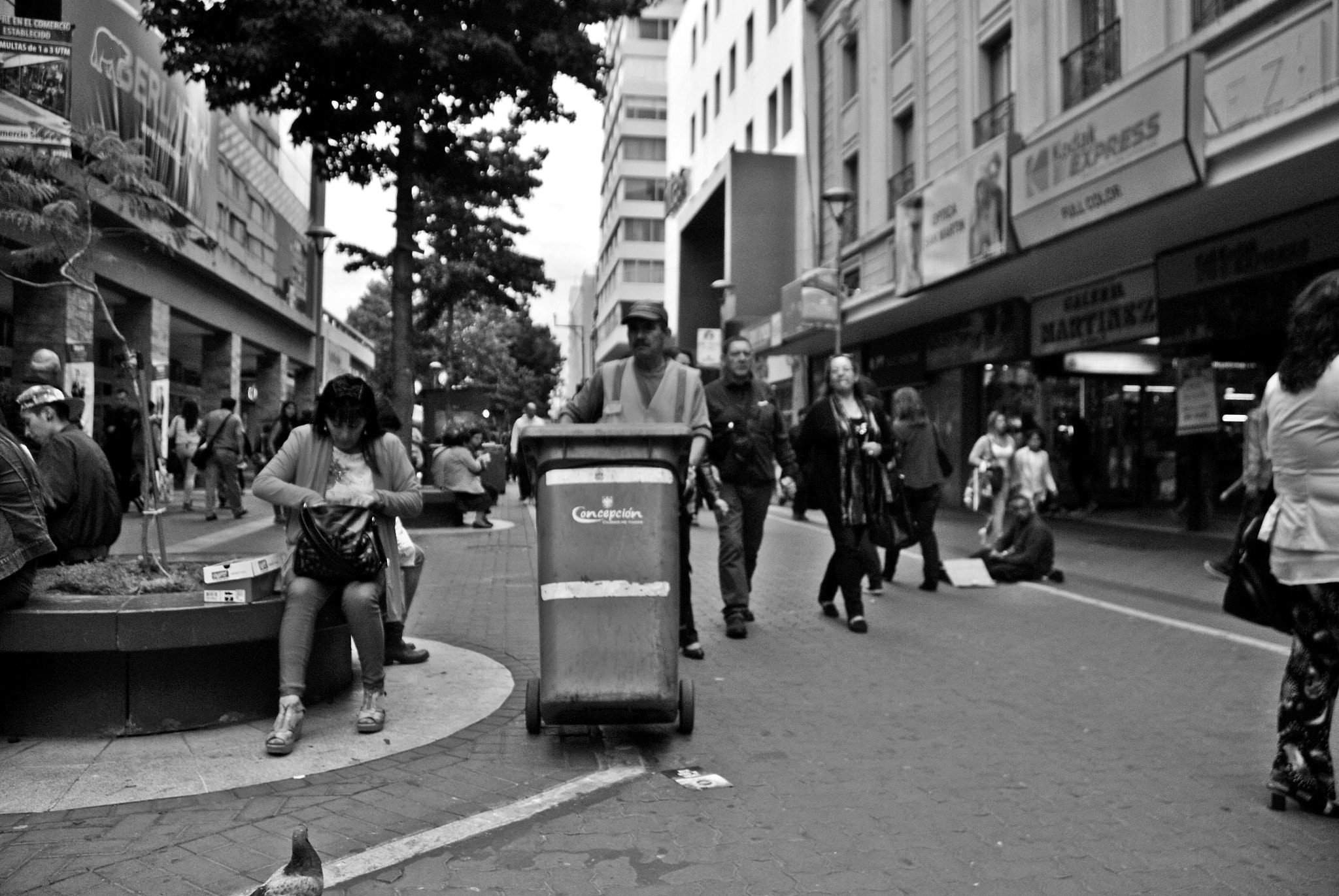 Nikon D3000 sample photo. Limpiando las calles photography
