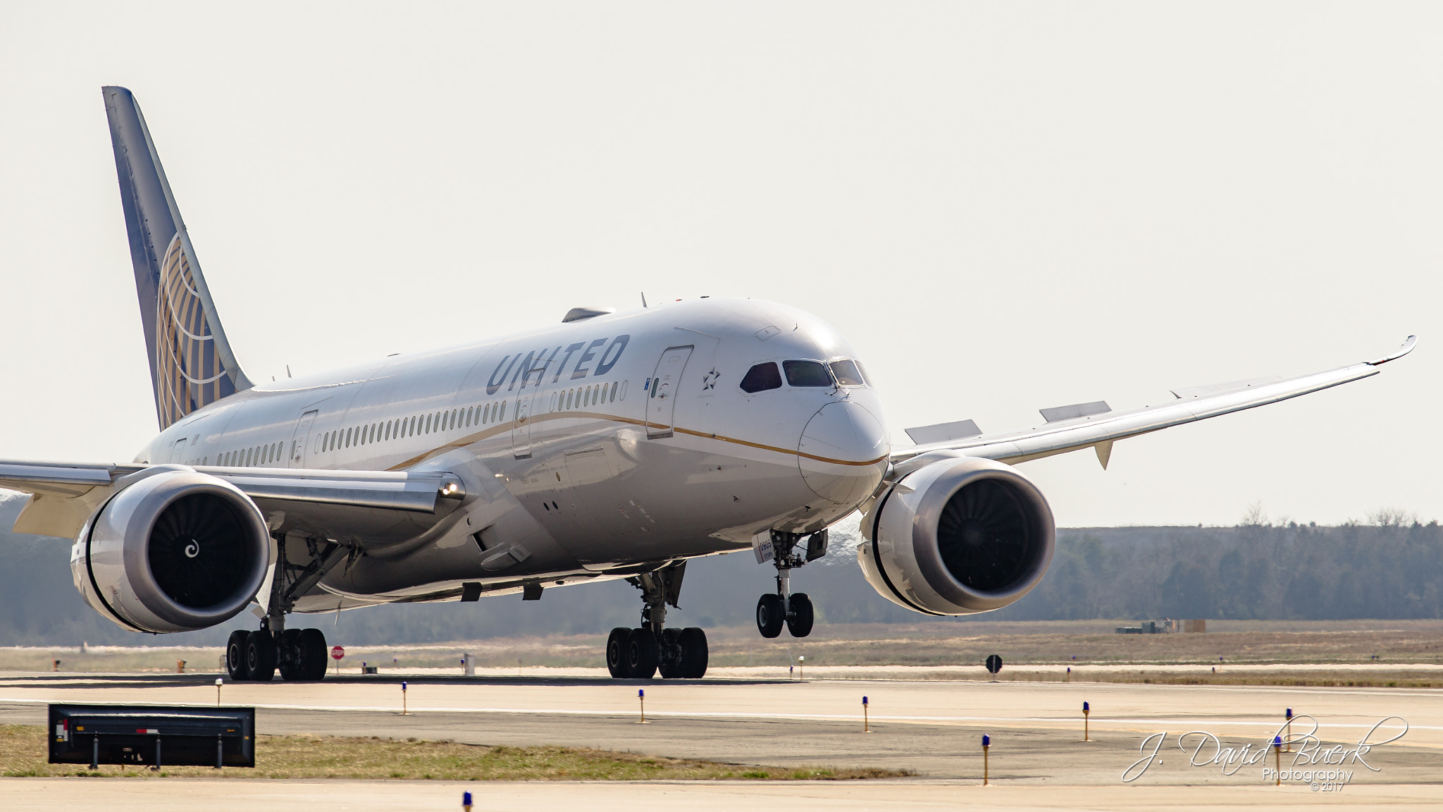 Canon EOS-1D X + Canon EF 70-200mm F2.8L IS II USM sample photo. Airport photography photography