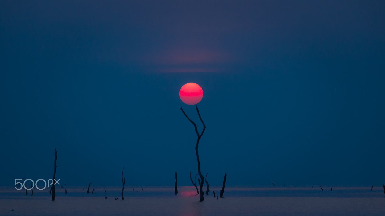 Canon EOS 600D (Rebel EOS T3i / EOS Kiss X5) + Sigma 18-250mm F3.5-6.3 DC OS HSM sample photo. Sunrise sky over the lake in the morning. thailand. photography