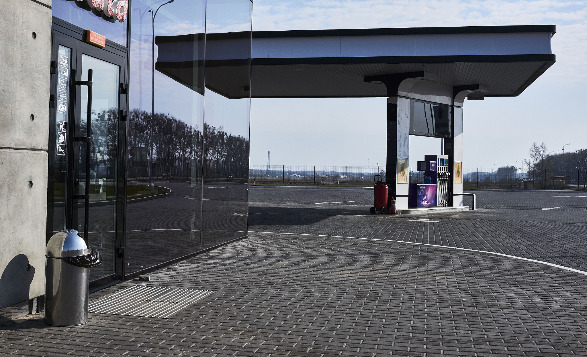 Fujifilm X-M1 + Fujifilm XF 27mm F2.8 sample photo. Slow day at gas station photography