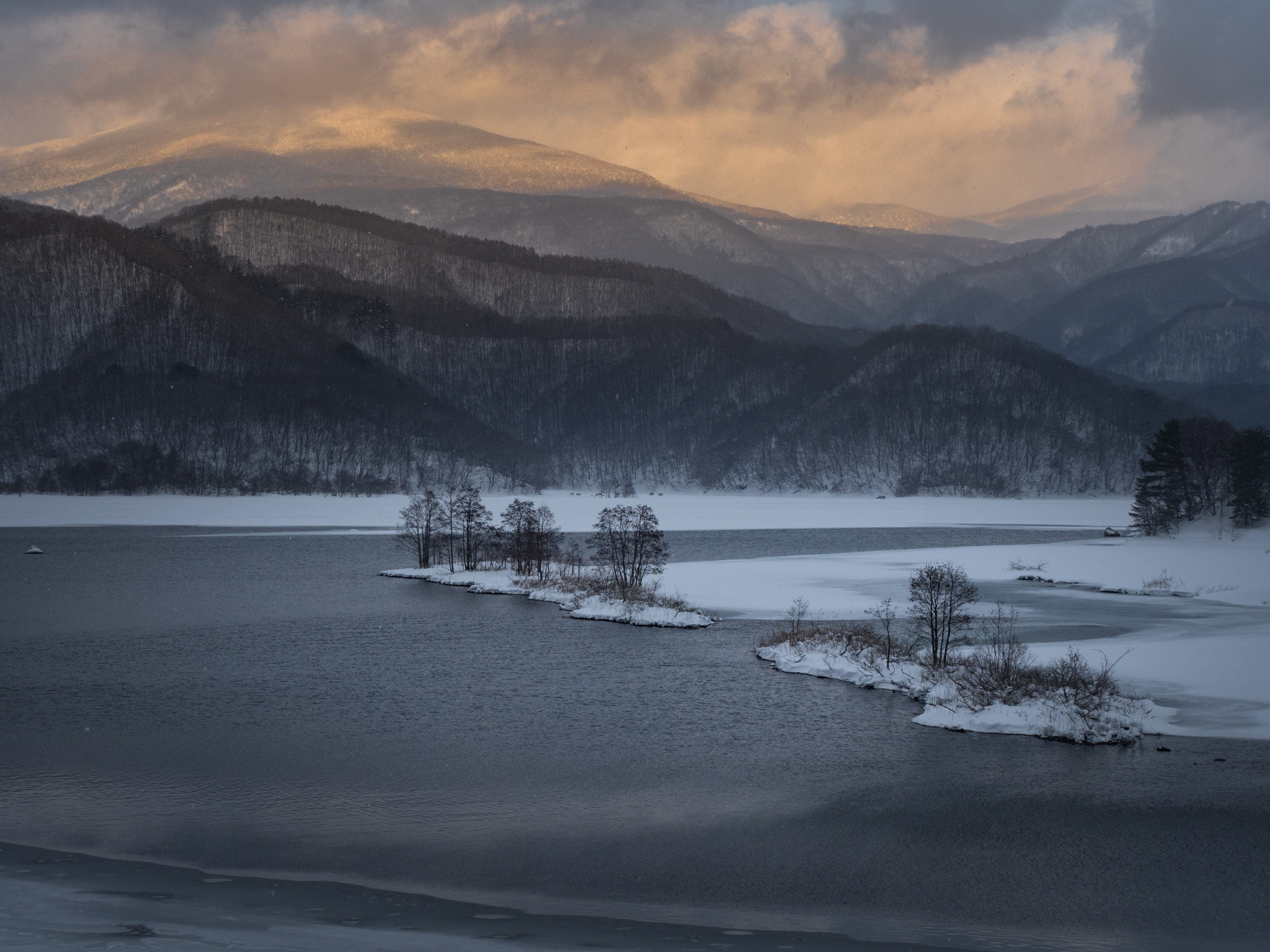 Olympus OM-D E-M1 Mark II + Olympus M.Zuiko Digital ED 40-150mm F2.8 Pro sample photo. Lakeside at dusk photography