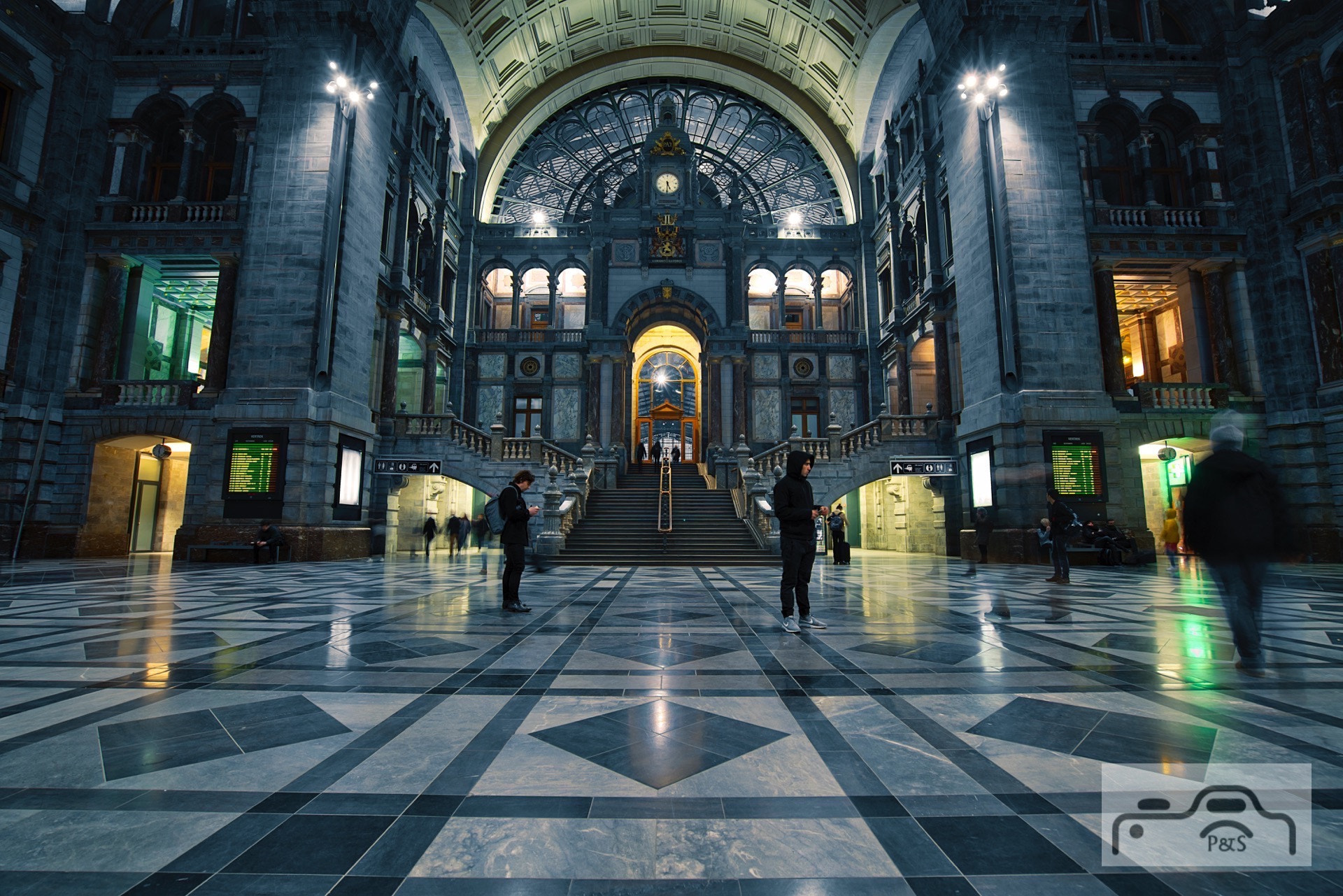 Sony a7R II + Sony Vario-Tessar T* FE 16-35mm F4 ZA OSS sample photo. Central train station @ antwerp photography