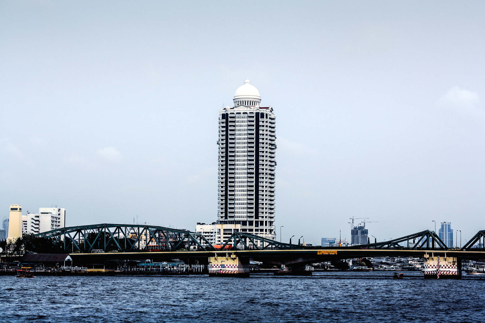 Canon EOS 1000D (EOS Digital Rebel XS / EOS Kiss F) + Canon EF 50mm F1.8 II sample photo. Phra phuttha yodfa bridge @bangkok, thailand. photography