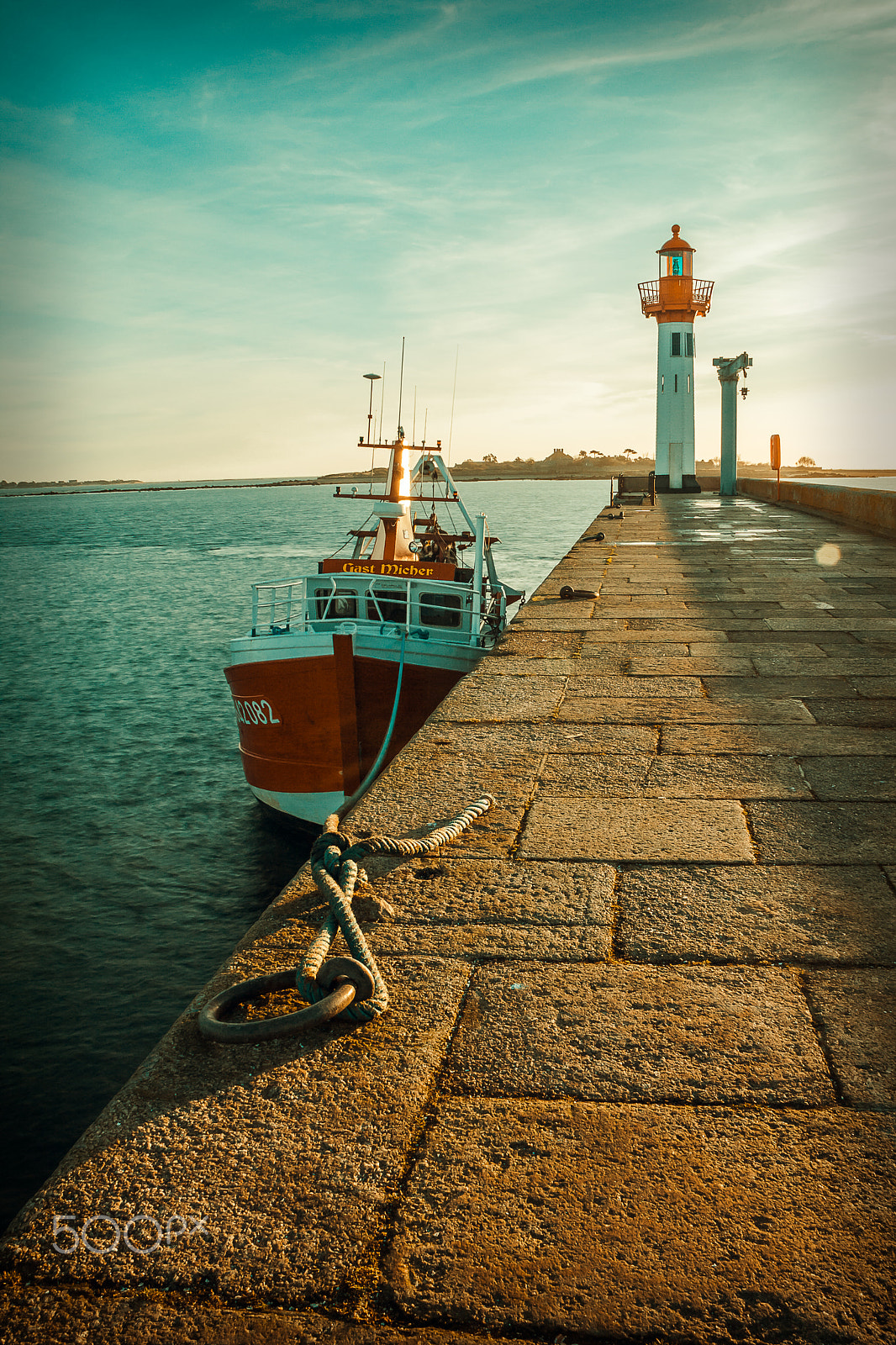 Canon EF-S 18-200mm F3.5-5.6 IS sample photo. Saint vaast, boat & lighthouse photography
