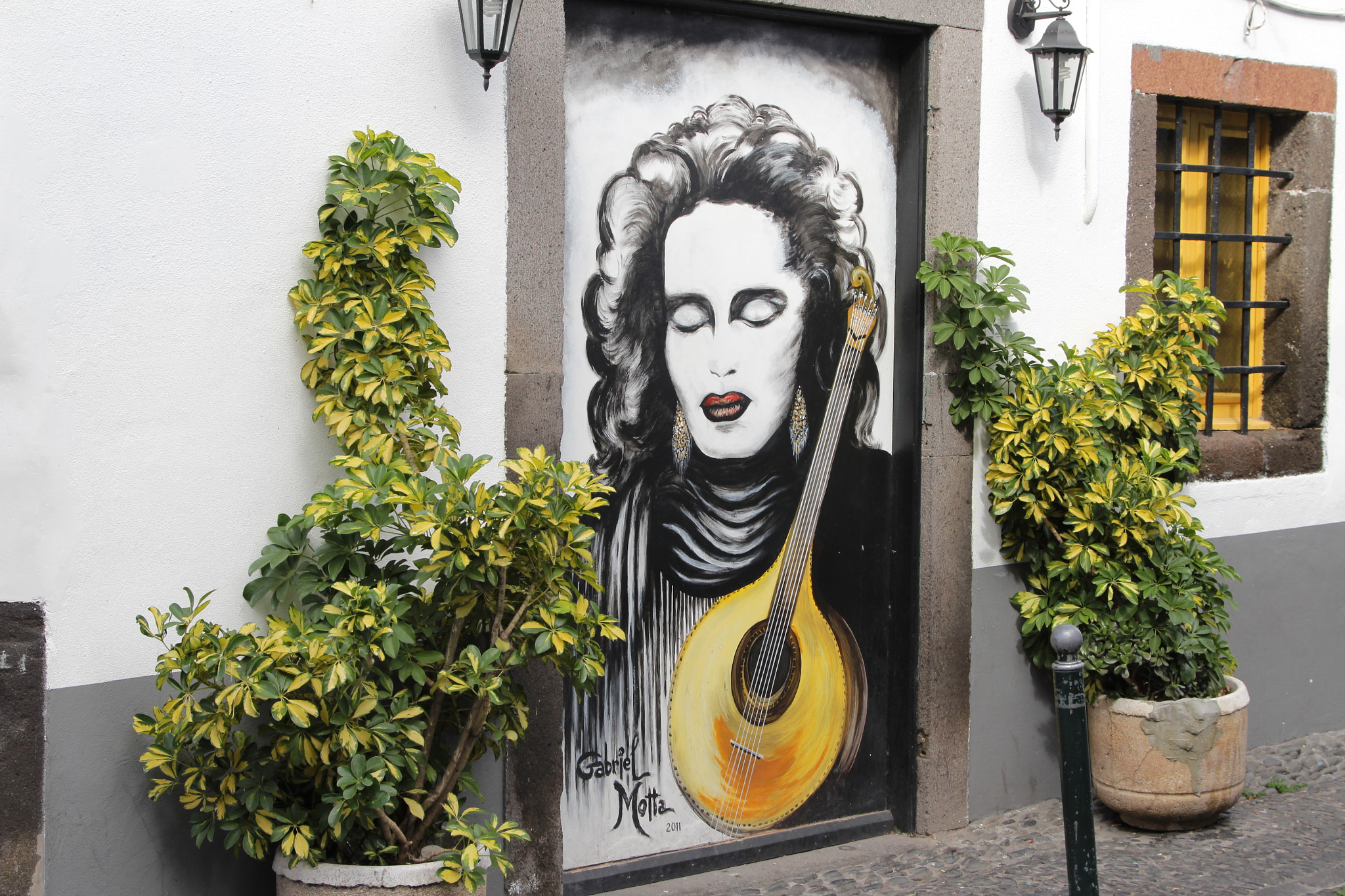 Canon EOS 600D (Rebel EOS T3i / EOS Kiss X5) + Canon EF 24-105mm F4L IS USM sample photo. Street art in funchal photography