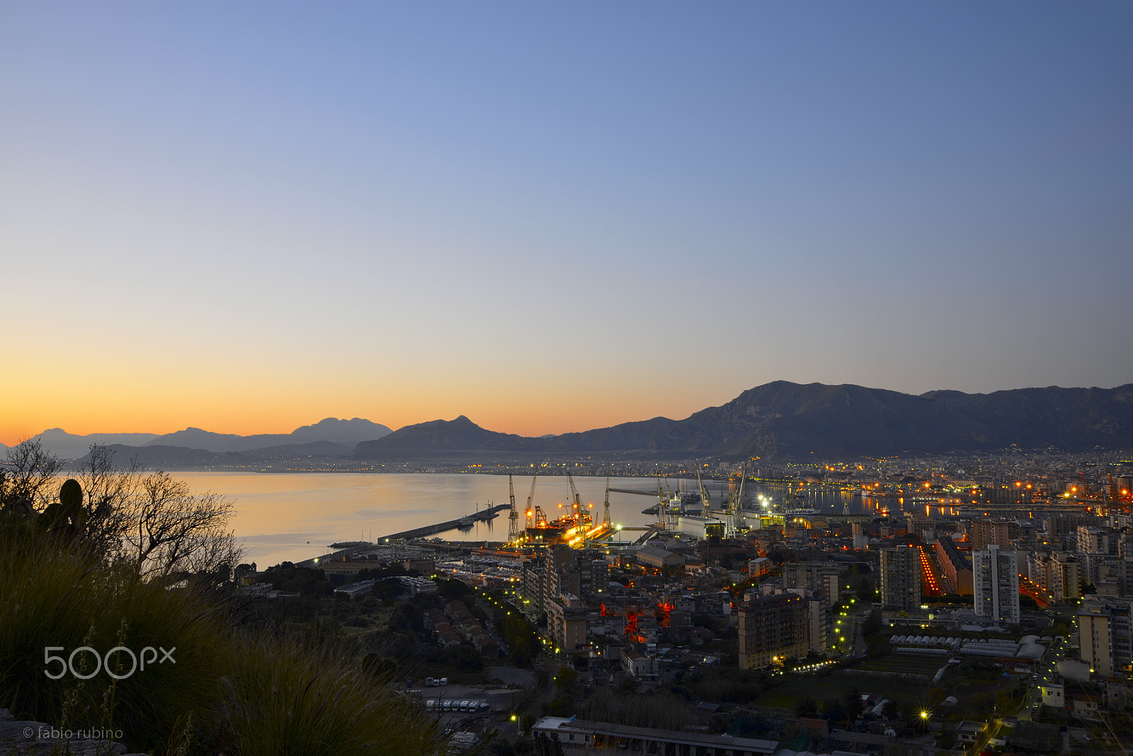 Tamron SP 24-70mm F2.8 Di VC USD sample photo. The city wakes up photography