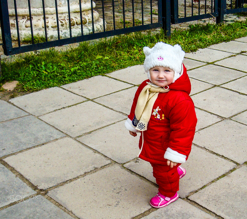 Sony DSC-W90 sample photo. Girl on a sidewalk photography