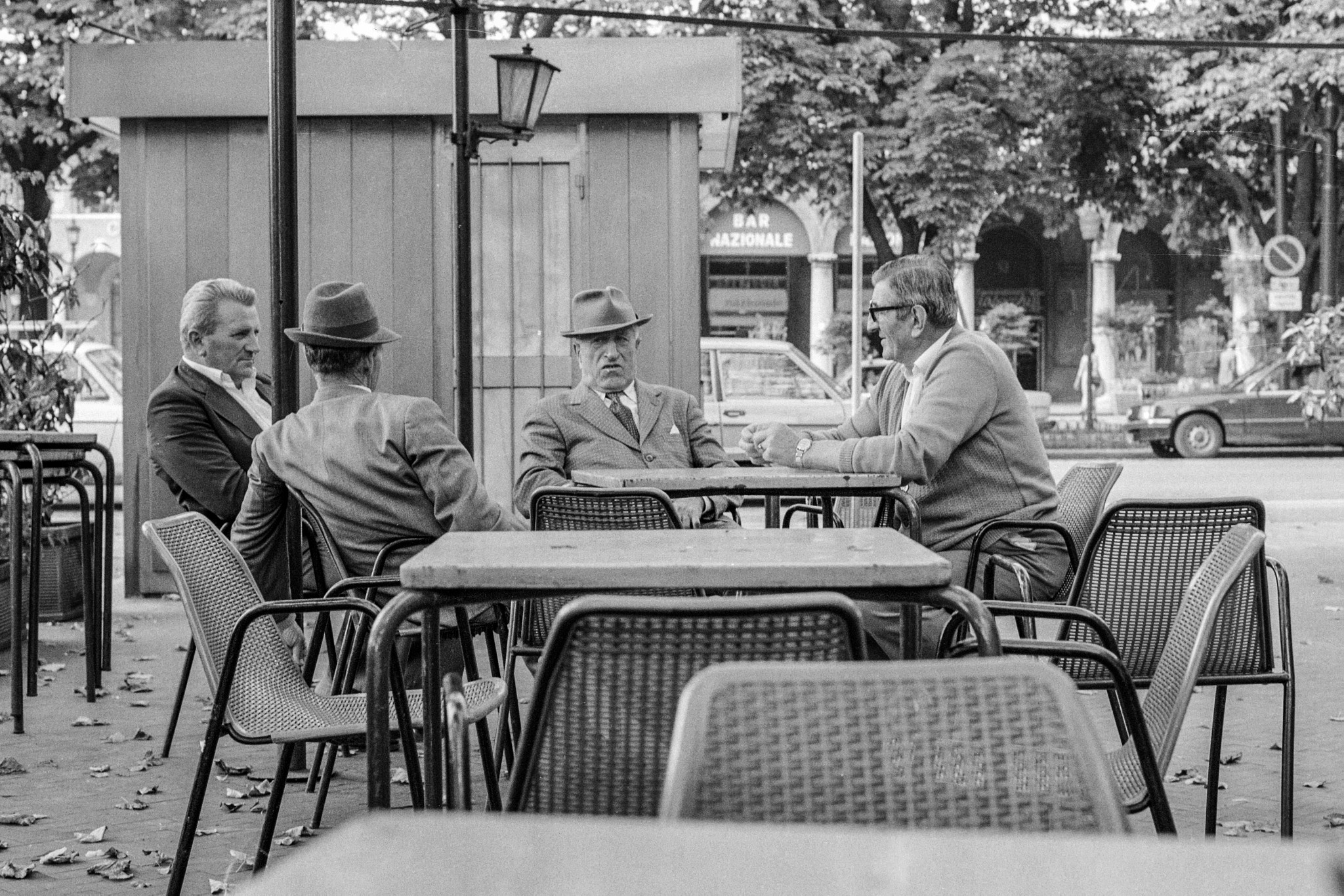 Sigma 105mm F2.8 EX DG OS HSM sample photo. 4 amici al bar photography