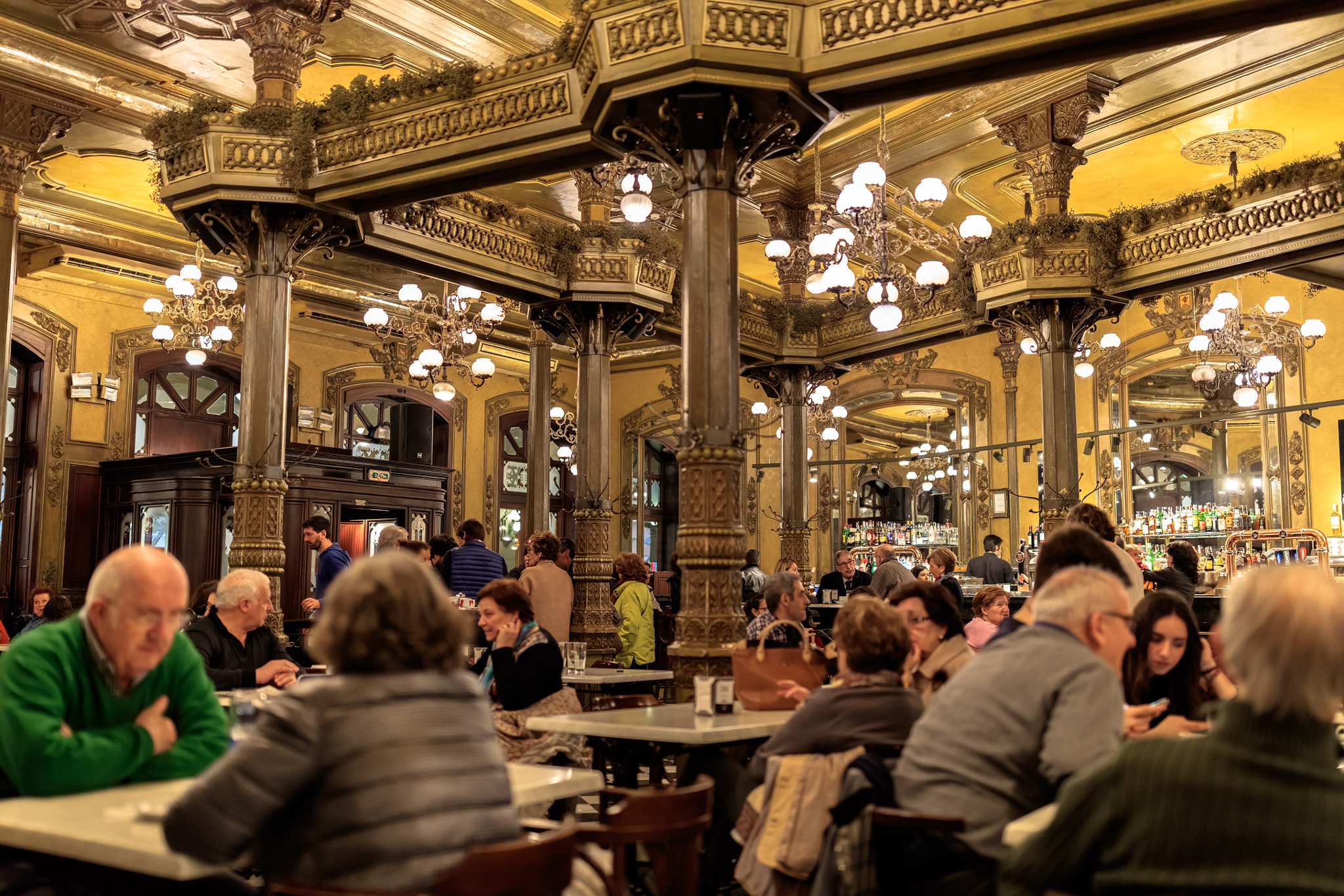 Canon EF 35mm F1.4L II USM sample photo. Café iruña pamplona photography