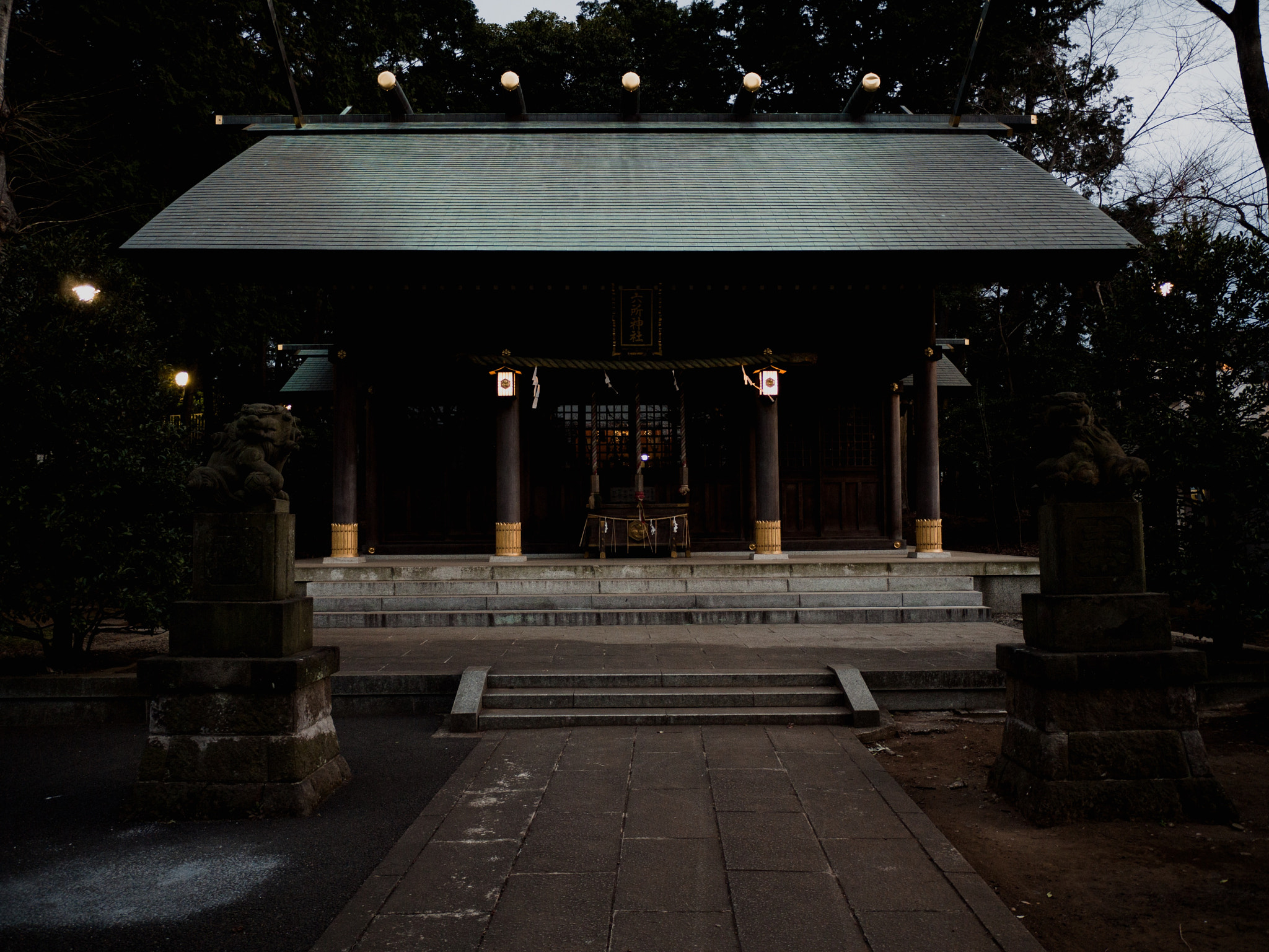 Panasonic Lumix DMC-G1 sample photo. Shrine at dusk in the suburbs of tokyo photography