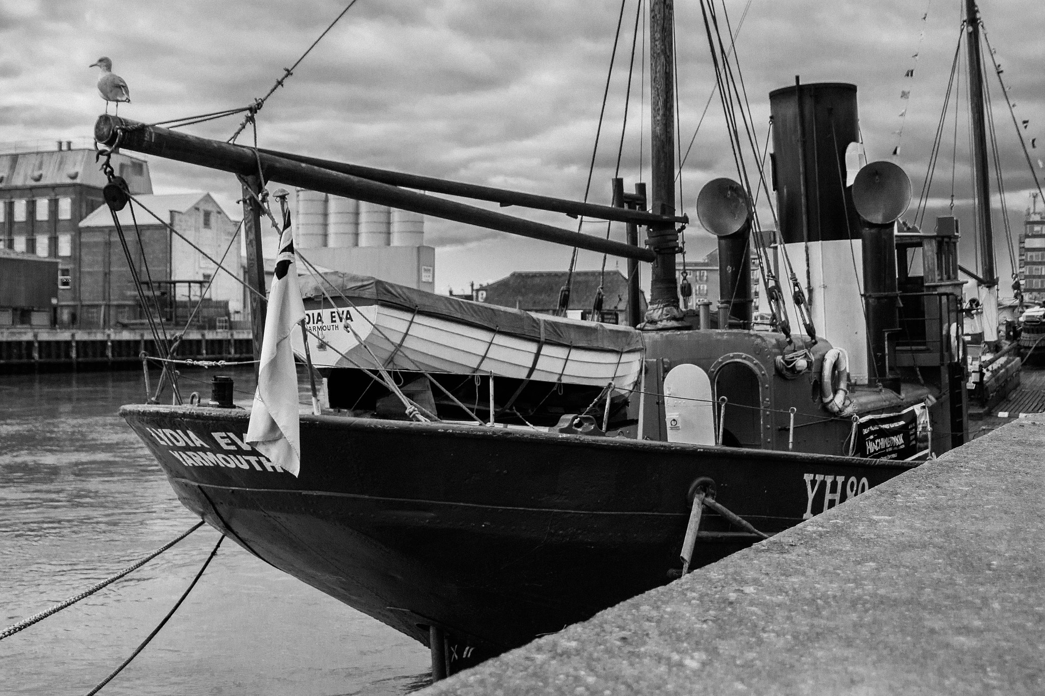 Canon EOS 70D + Sigma 24-70mm F2.8 EX DG Macro sample photo. Boat moored in the river at gt yarmouth. photography
