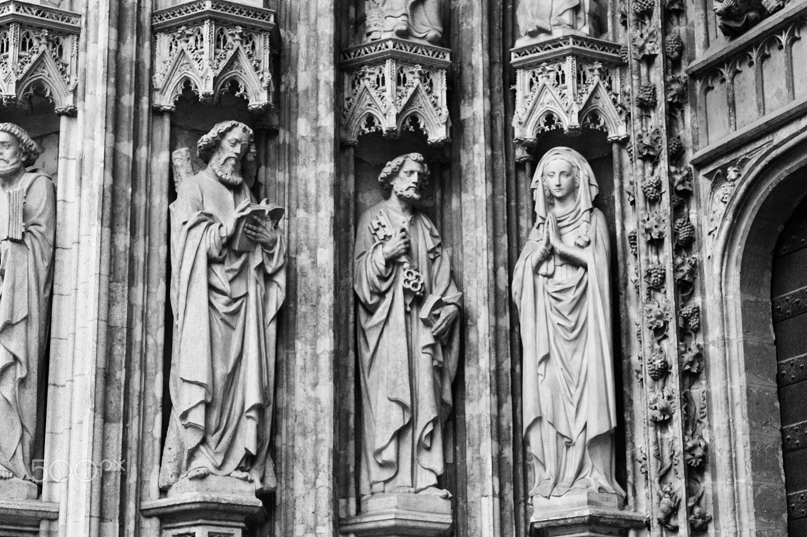 Canon EOS 450D (EOS Rebel XSi / EOS Kiss X2) + Canon EF 24-105mm F4L IS USM sample photo. Sculpture of the eglise notre dame du sablon photography