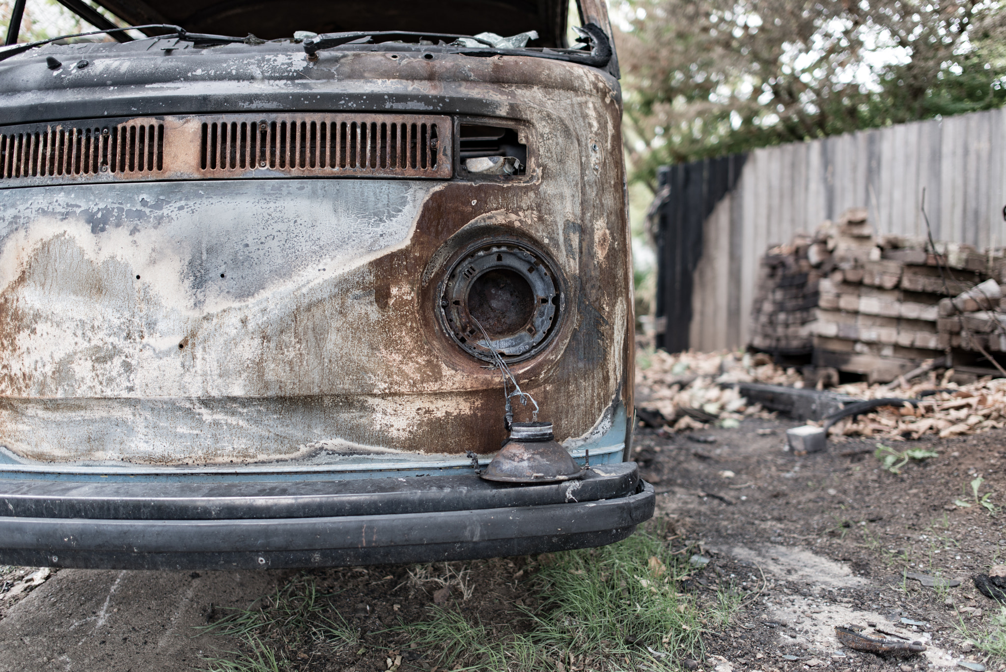 Nikon D610 + Nikon AF-S Nikkor 28mm F1.8G sample photo. A burnt out kombi in someone's front yard in country new south wales. photography