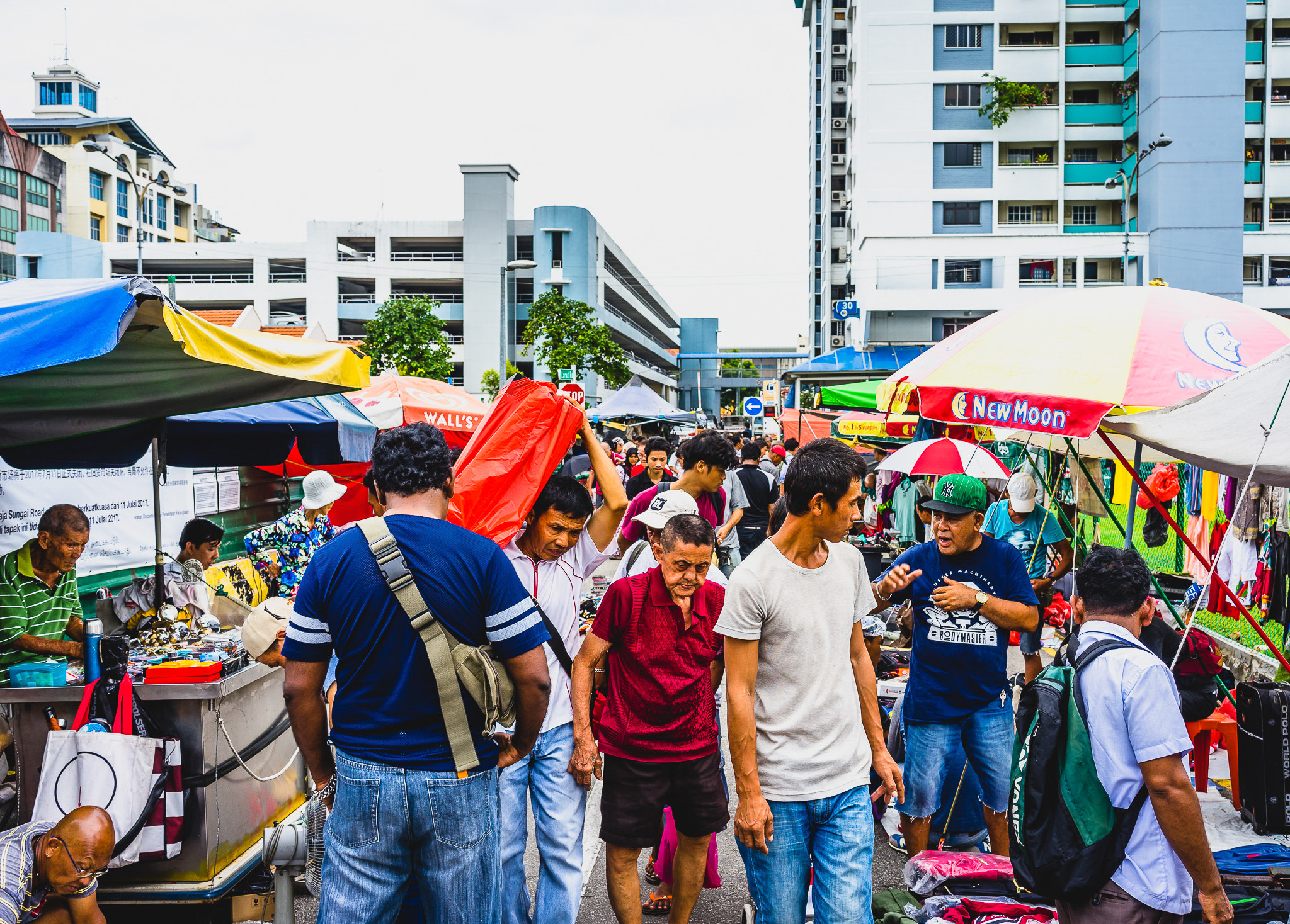 Sony a7 II + Sony Sonnar T* FE 35mm F2.8 ZA sample photo. Crowd photography