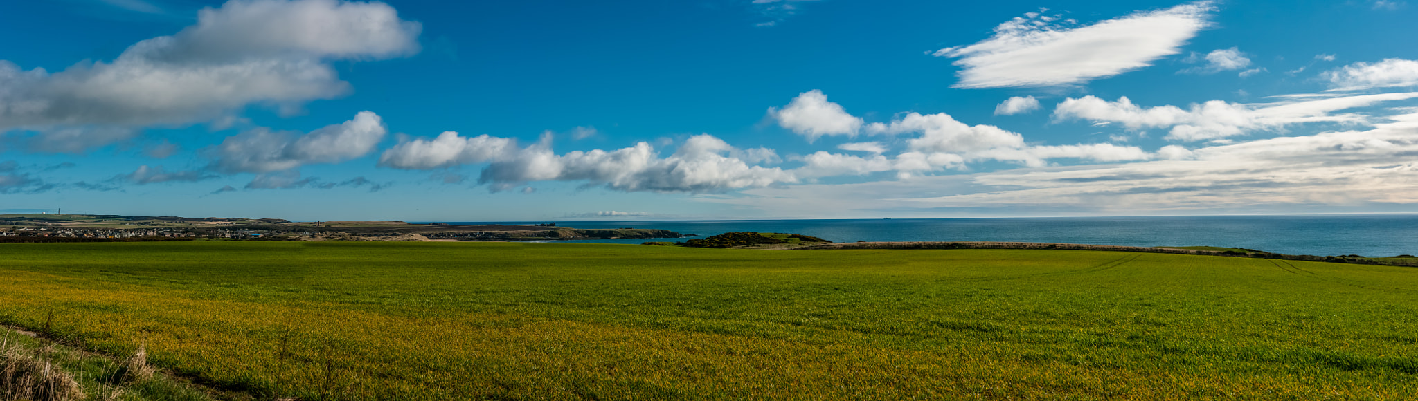 Samsung GX-20 sample photo. Blue aberdeenshire skies, slains castle hidden for good measure. photography