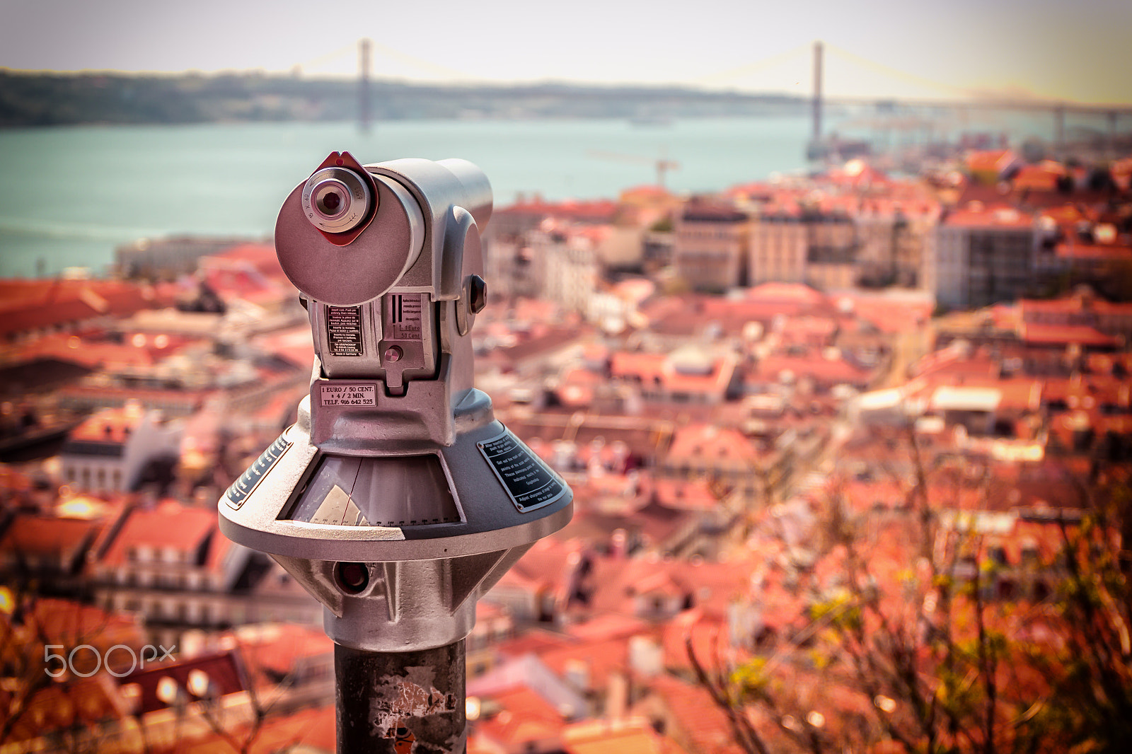 Canon EF 24-70mm F4L IS USM sample photo. Tourist monocle at castelo de s. jorge photography