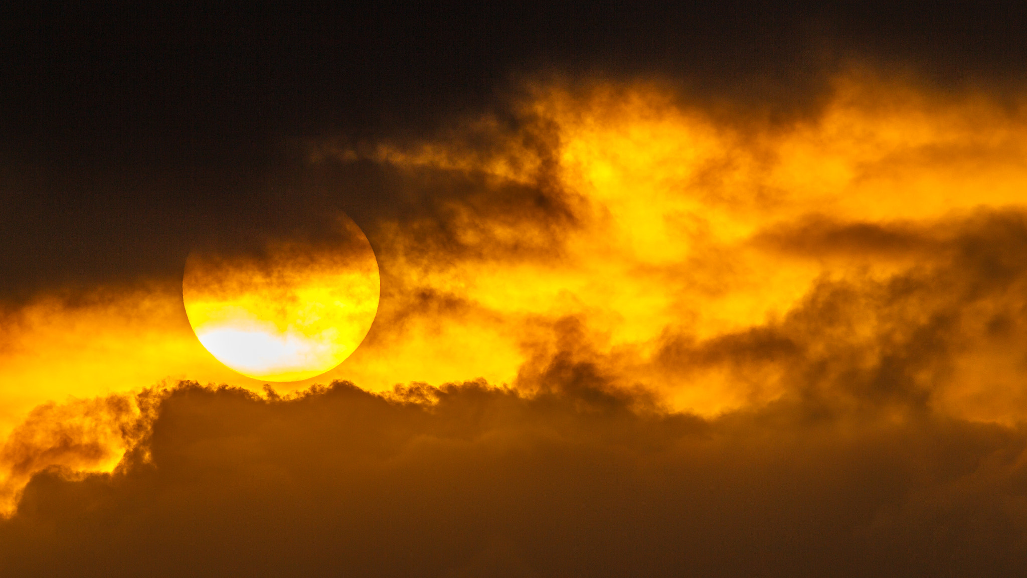 Canon EOS-1D Mark IV + Canon EF 600mm F4L IS II USM sample photo. Sun breaking through clouds photography