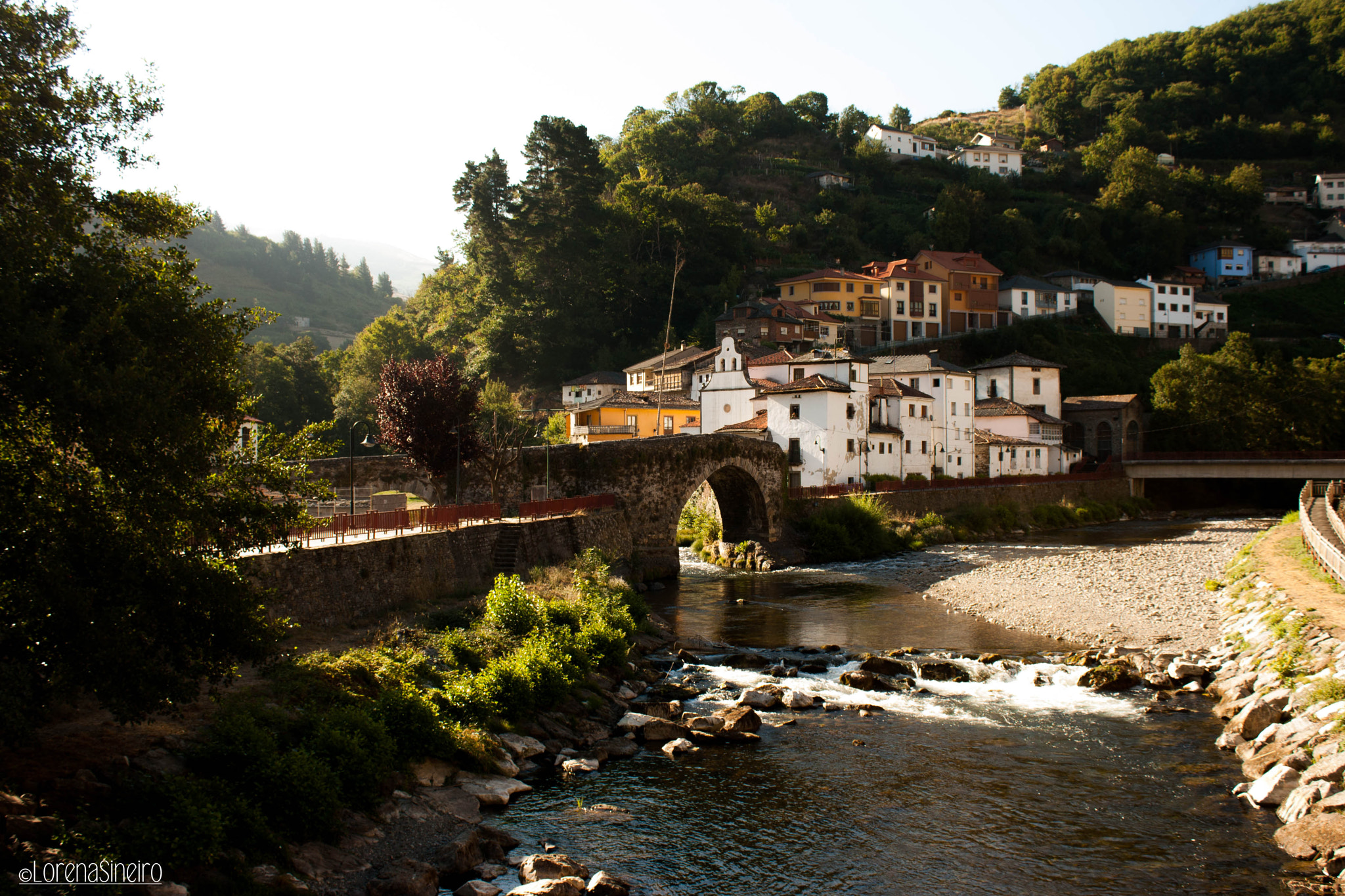 Canon EOS 1000D (EOS Digital Rebel XS / EOS Kiss F) sample photo. Little group of houses by the river photography